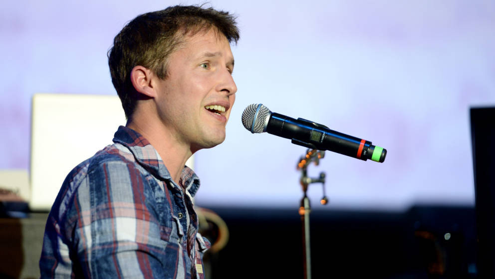 LOS ANGELES, CA - MAY 21:  Singer-songwriter James Blunt performs onstage at An Evening with Women benefiting the Los Angeles