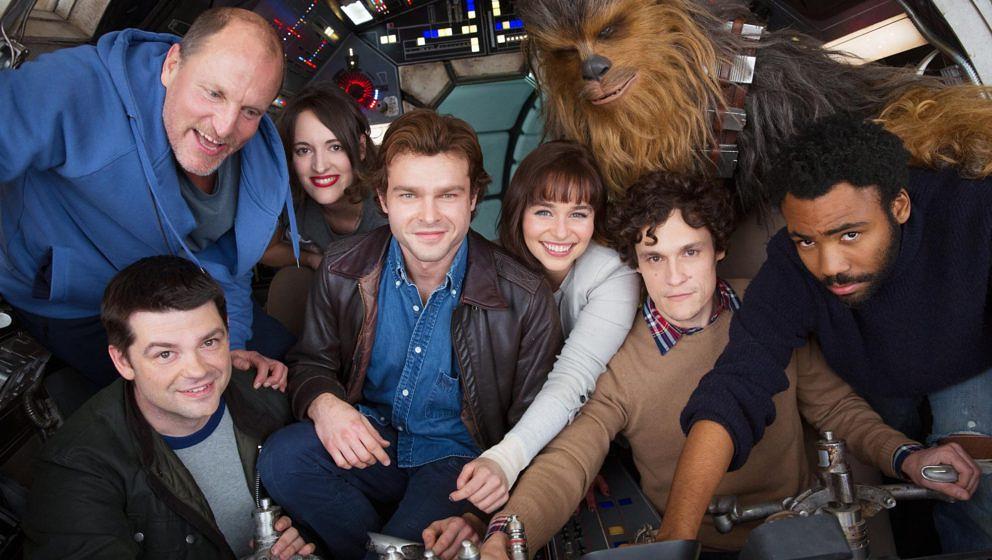 In den Pinewood Studios in London wird gerade das noch namenlose „Star-Wars“-Spin-Off zu Han Solo gedreht. Nun gibt es ein erstes Foto von den Dreharbeiten.