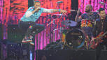 Bei den Brit Awards am Mittwoch (22.Fberuar) gab es die Live-Premiere von „Something just like this“ – der Song ist eine Kollaboration von Coldplay und The Chainsmokers.