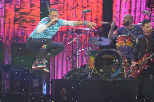 Bei den Brit Awards am Mittwoch (22.Fberuar) gab es die Live-Premiere von „Something just like this“ – der Song ist eine Kollaboration von Coldplay und The Chainsmokers.