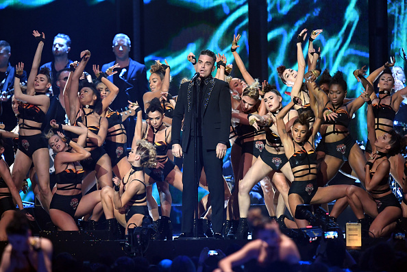 Robbie Williams hatte bei seiner Zugabe bei den diesjährigen Brit-Awards mit der Technik zu kämpfen – bemerkte es selbst aber nicht.
