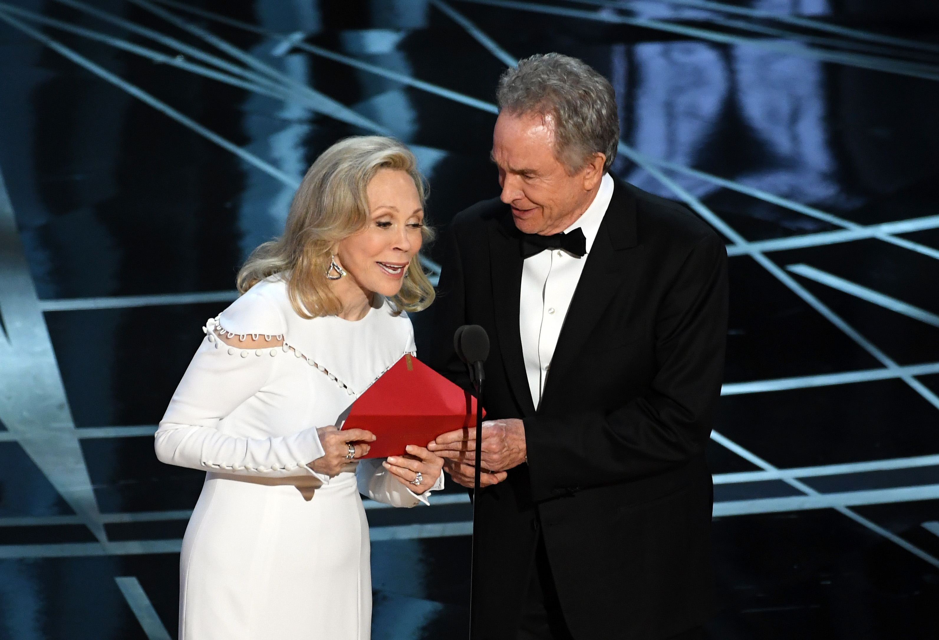 Faye Dunaway (L) und Warren Beatty verkünden den falschen Siegerfilm