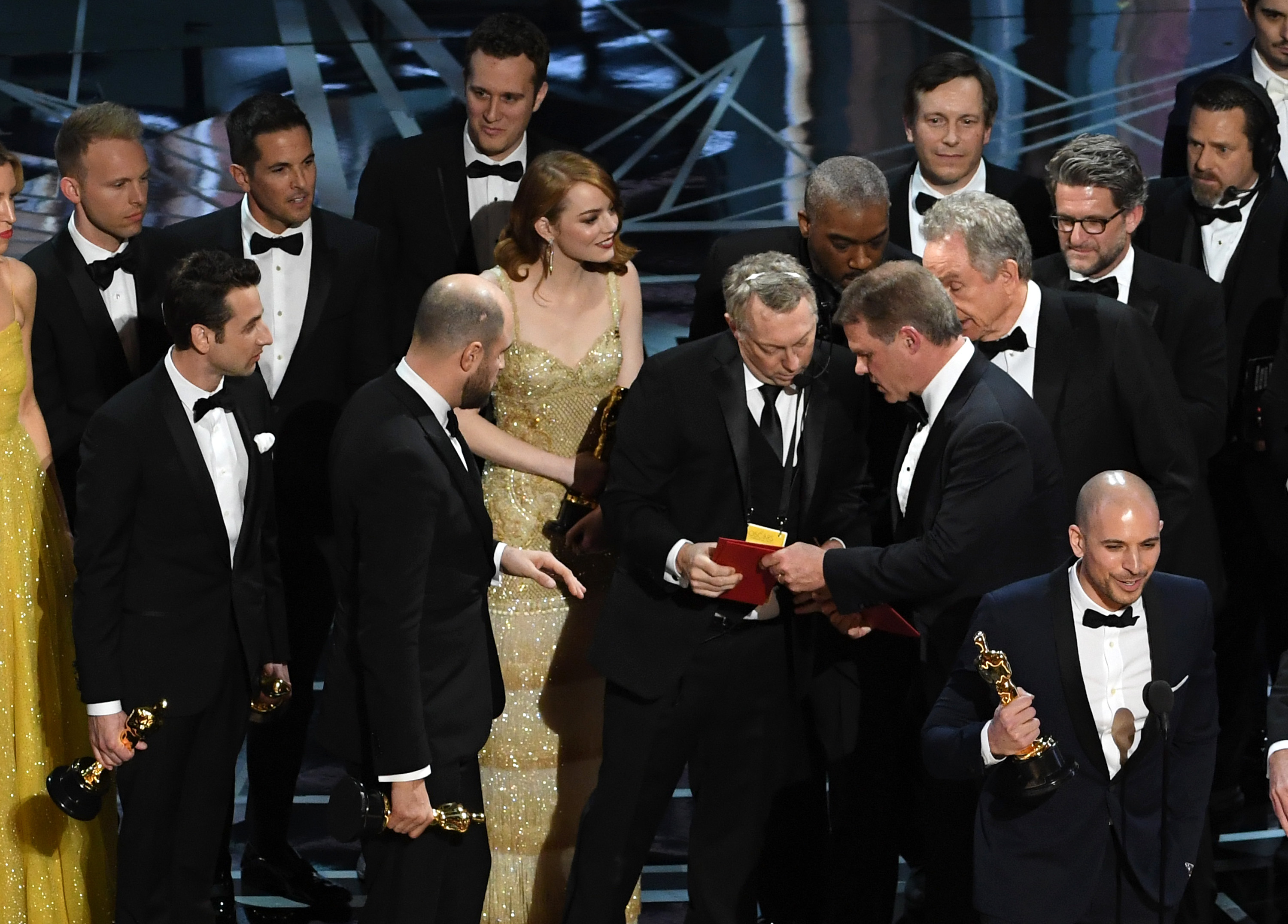 Sie halten die wichtigste Filmtrophäe der Welt in der Hand. Doch dann stellt sich heraus: Nicht „La La Land“ gewinnt den Oscar als bester Film, sondern „Moonlight“. So macht sich das im Netz über die peinliche Panne lustig.