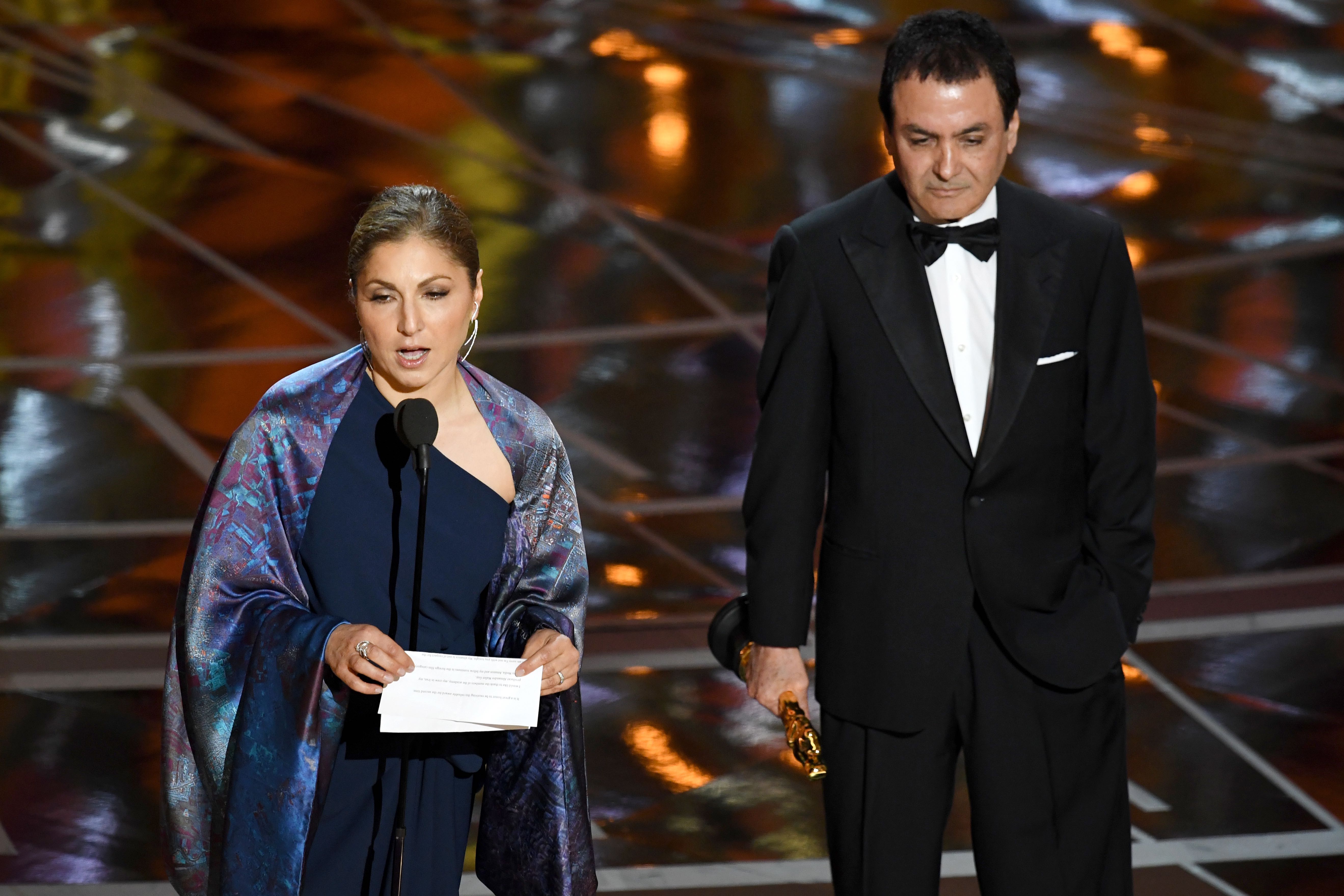 Astronaut Anousheh Ansari (L) und die Ex-NASA-Wissenschaftlerin Firouz Naderi nehmen den Oscar für Asghar Farhadi entgegen