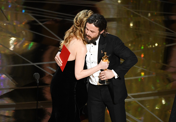 Cassey Affleck gewann bei den Oscars 2017 den Preis als „bester Hauptdarsteller“. Nun ist aber die unterkühlte Reaktion von Brie Larson auf den Sieg ihres Kollegen das heiß diskutierte Thema.