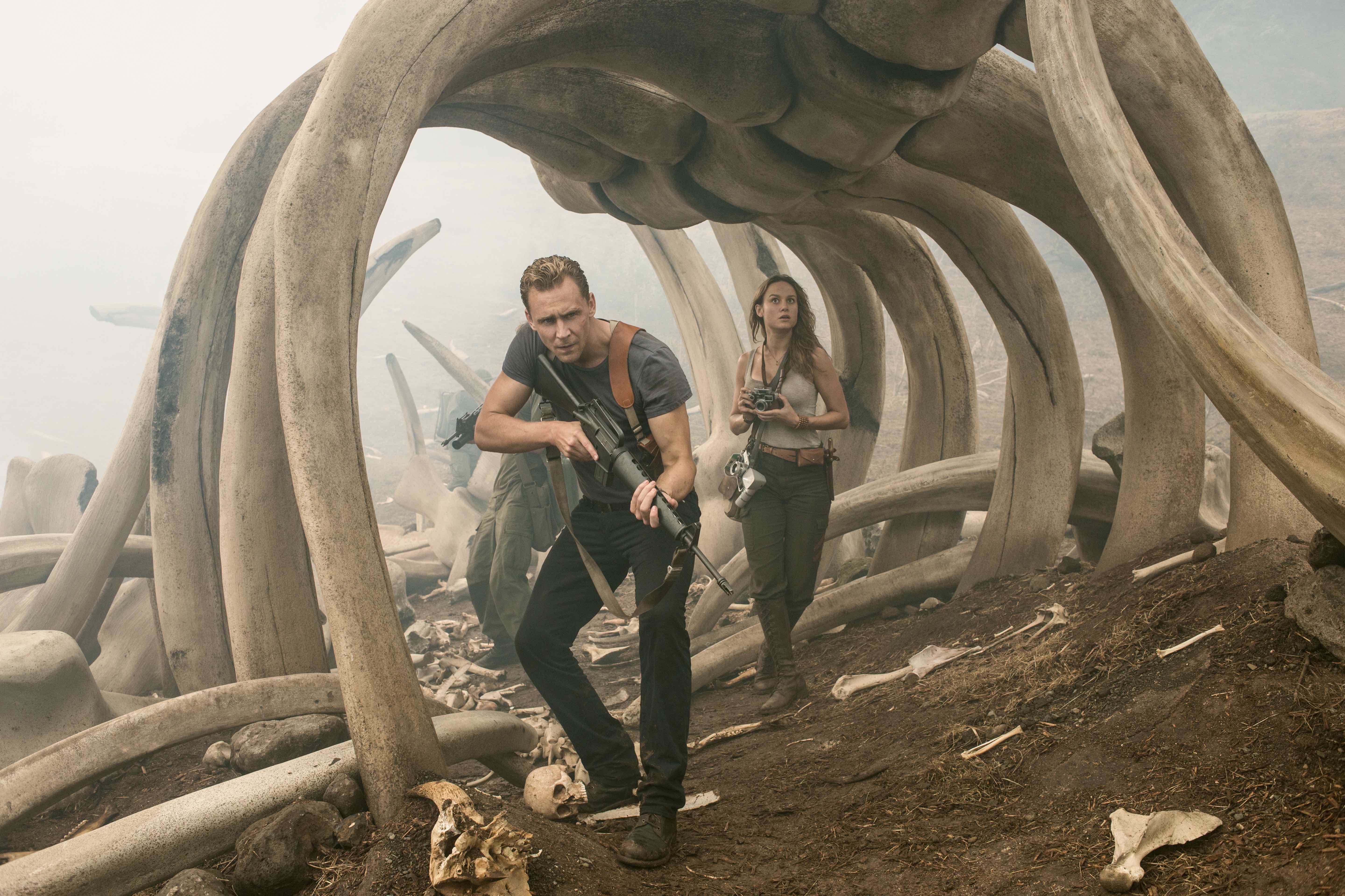 Tom Hiddleston als Conrad und Brie Larson als Mason in dem Film "Kong: Skull Island"