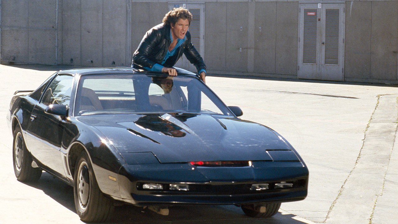 David Hasselhoff als Michael Knight mit seinem Auto K.I.T.T.