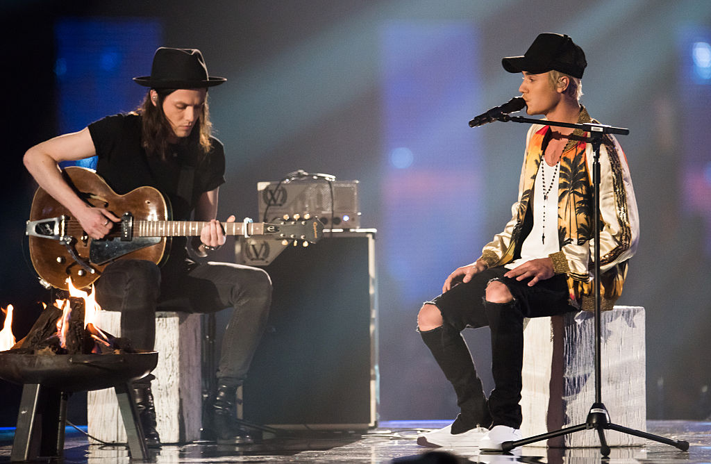 Bei den Brit Awards 2016 performte Justin Bieber gemeinsam mit James Bay – und hatte wenigstens auf der Bühne mal Ruhe ...