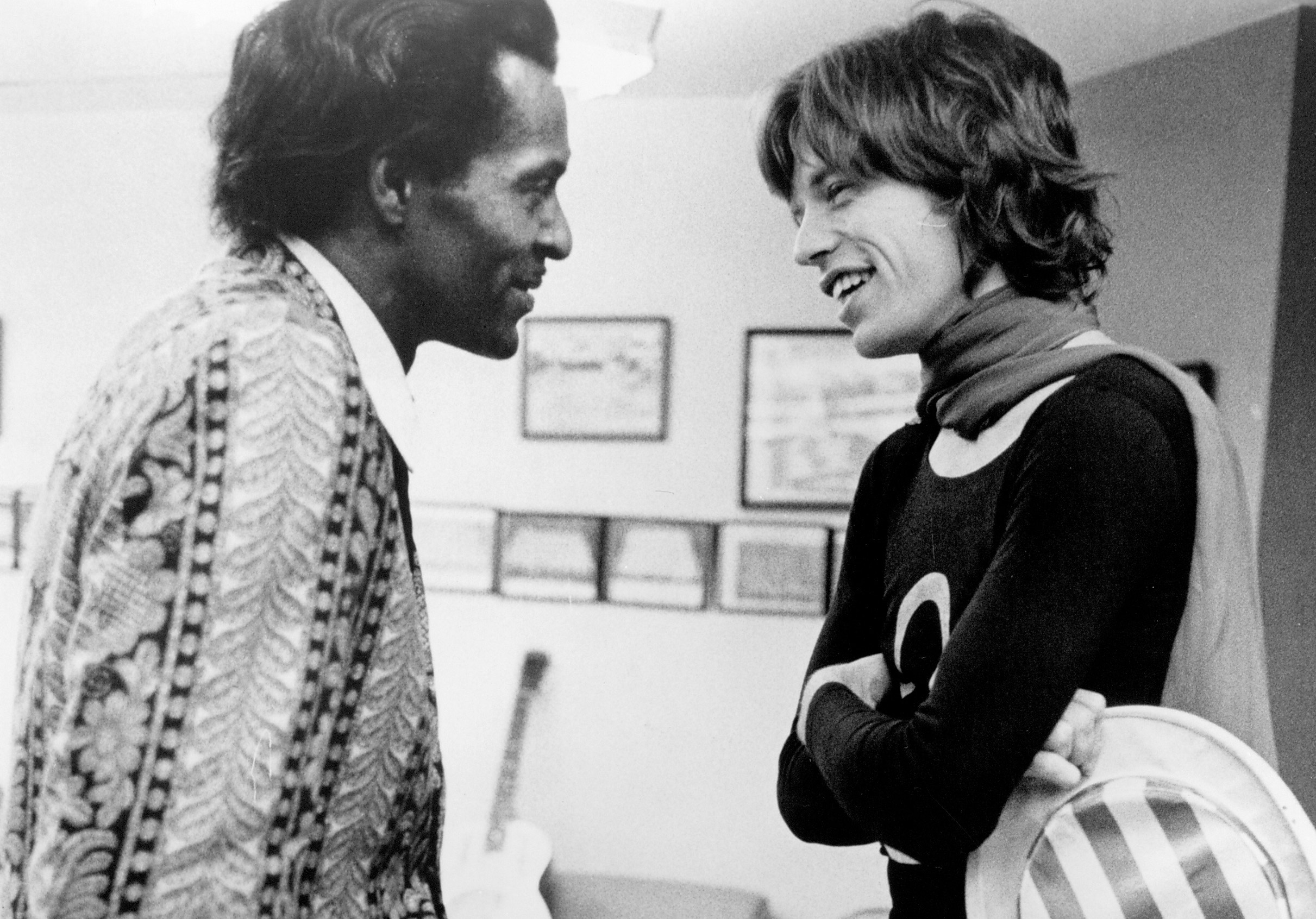 Mick Jagger von den Rolling Stones unterhält sich Backstage mit Chuck Berry (1969)