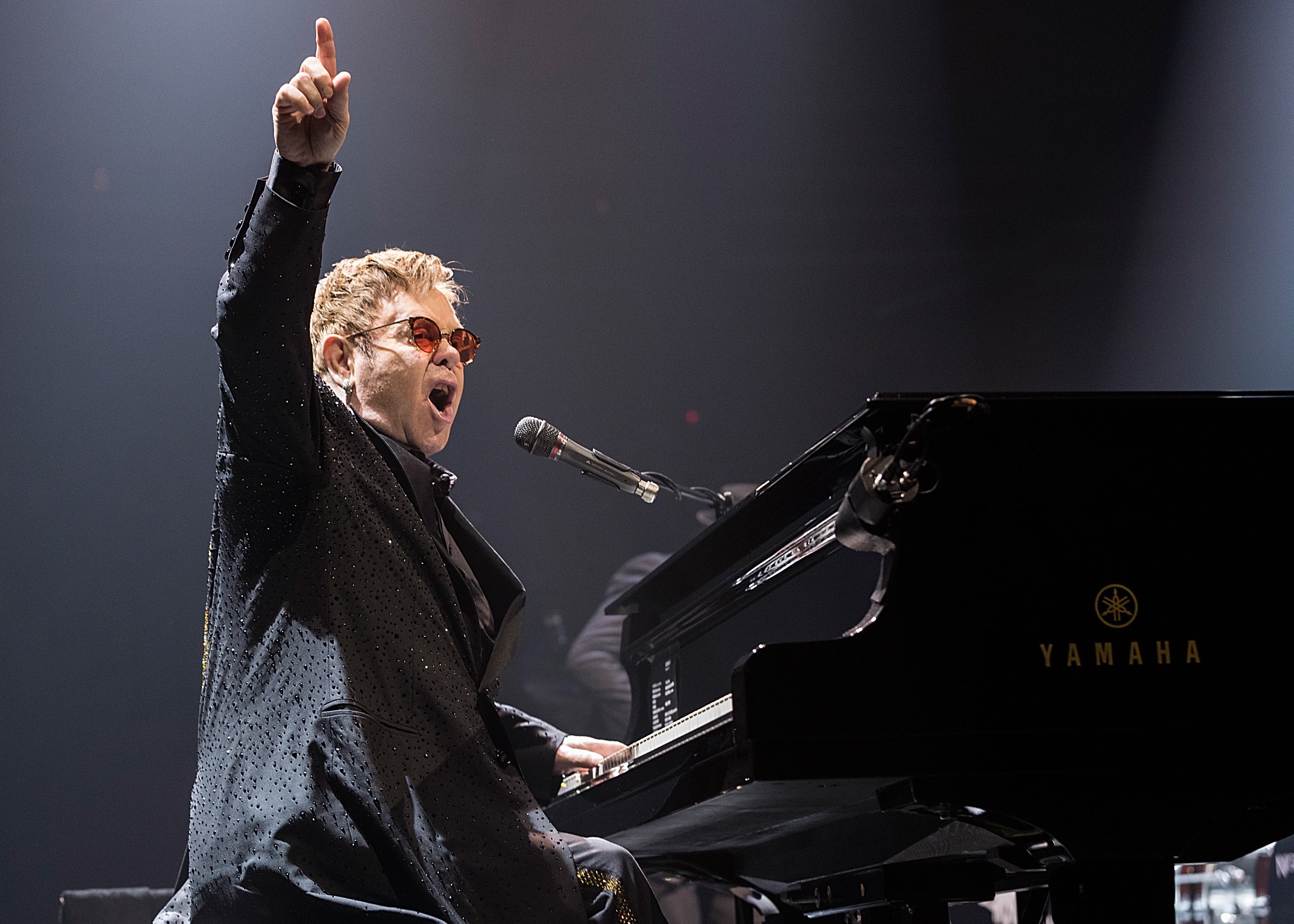 Elton John liebt es zu feiern - auf der Bühne und backstage