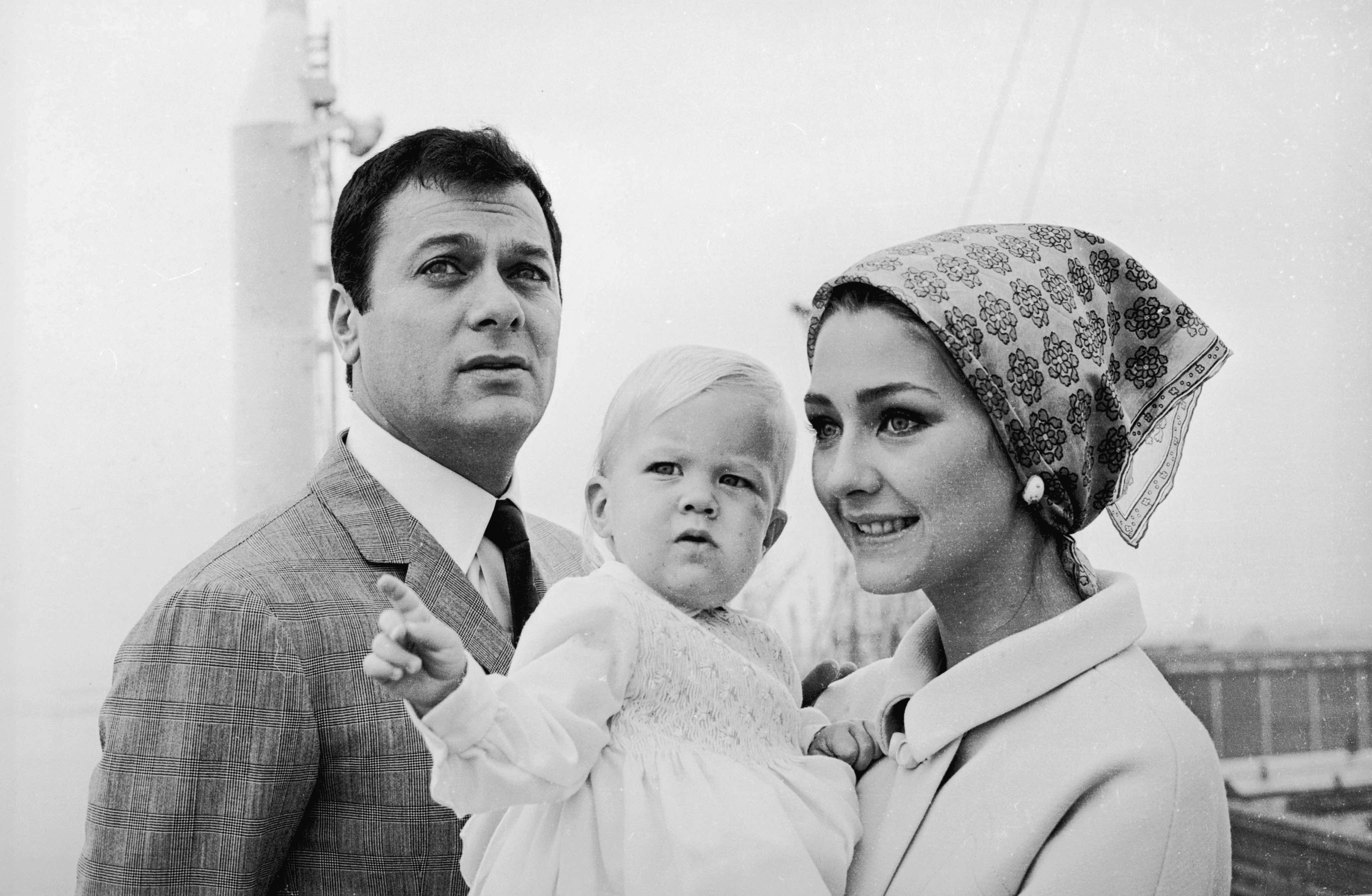 Tony Curtis, seine Frau Christine Kaufmann und ihre Tochter Alexandra (1965)