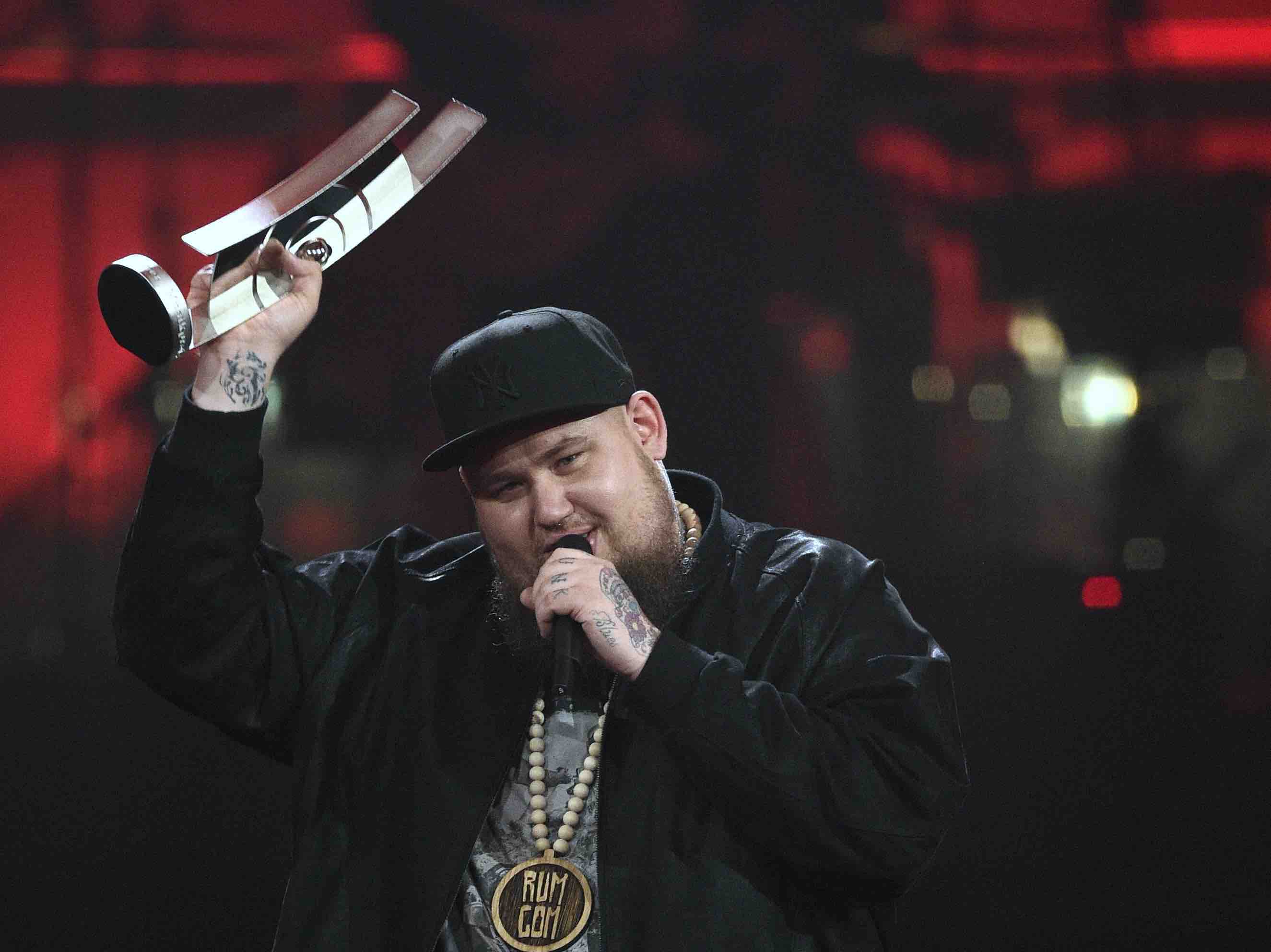 Der Sänger Rag 'n' Bone Man bekommt am 06.04.2017 in Berlin während der 26. Verleihung des Deutschen Musikpreises Echo e...