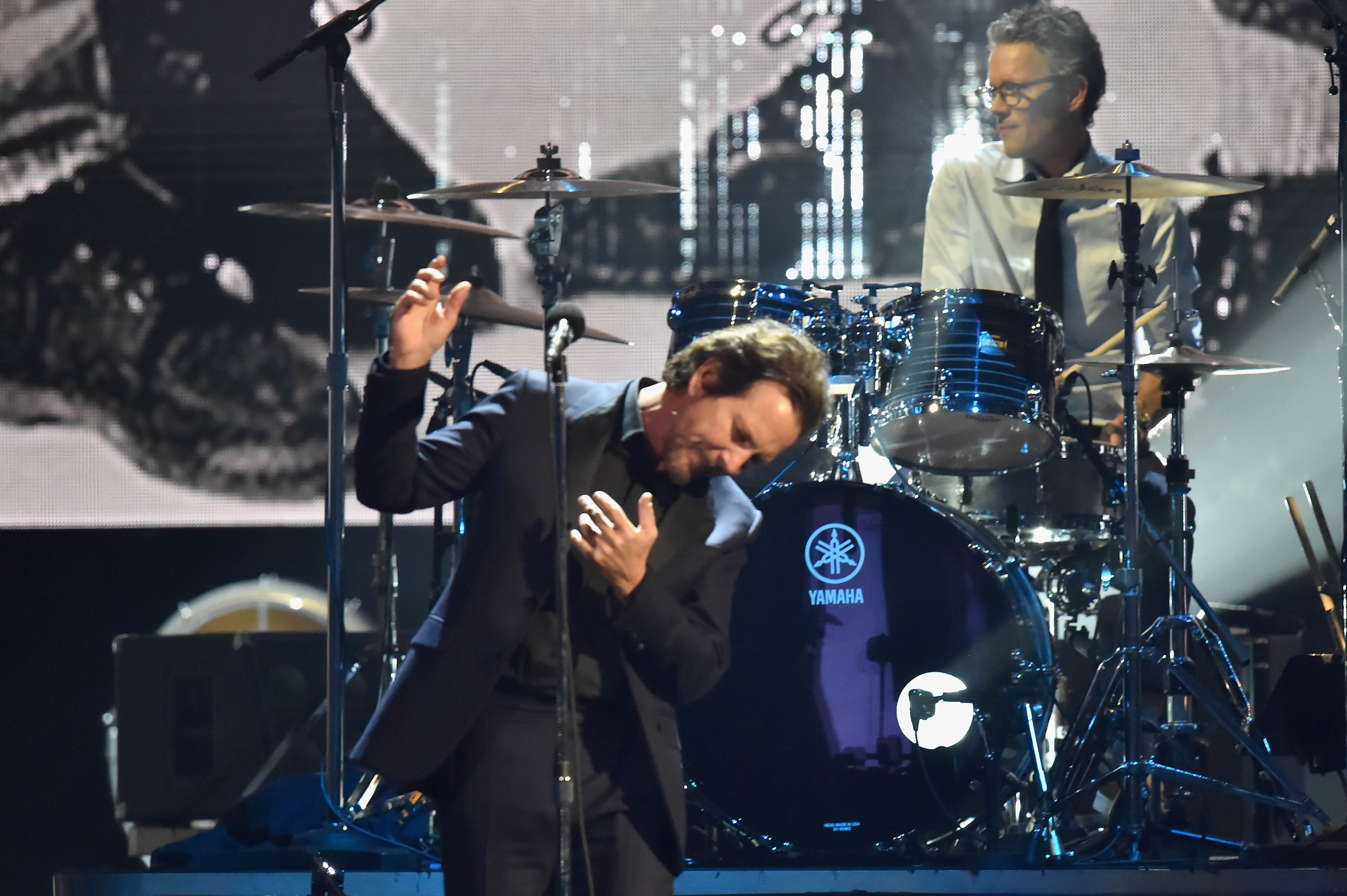 Eddie Vedder und Dave Krusen von Pearl Jam live bei der Einführung in die Rock'n'Roll Hall Of Fame