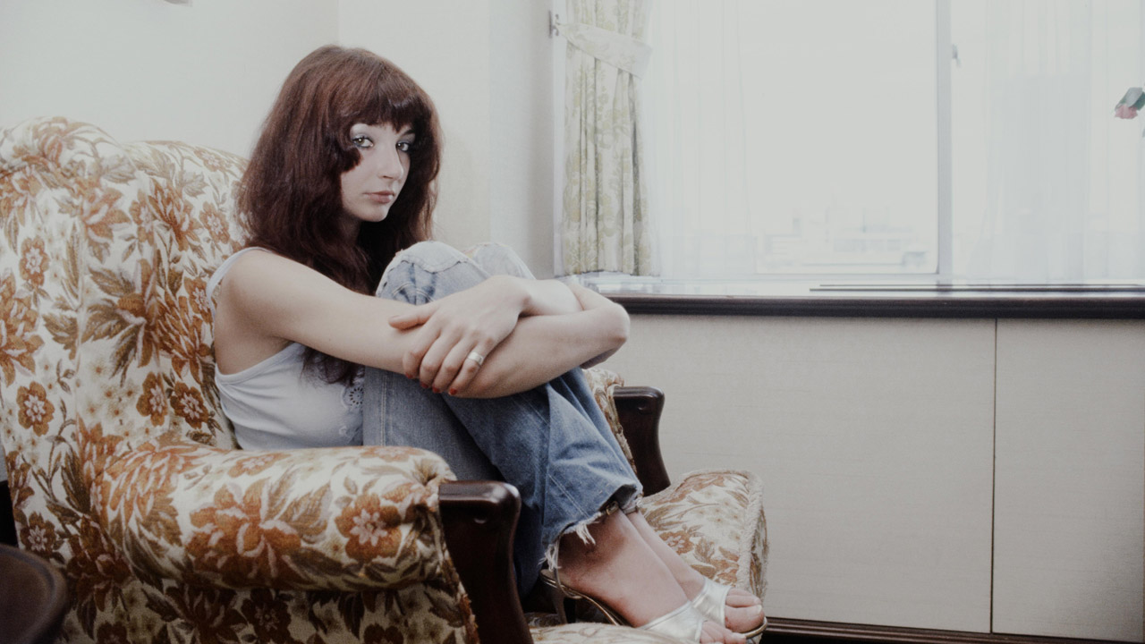 Eine junge Kate Bush entspannt sich 1978 in einem Hotelzimmer