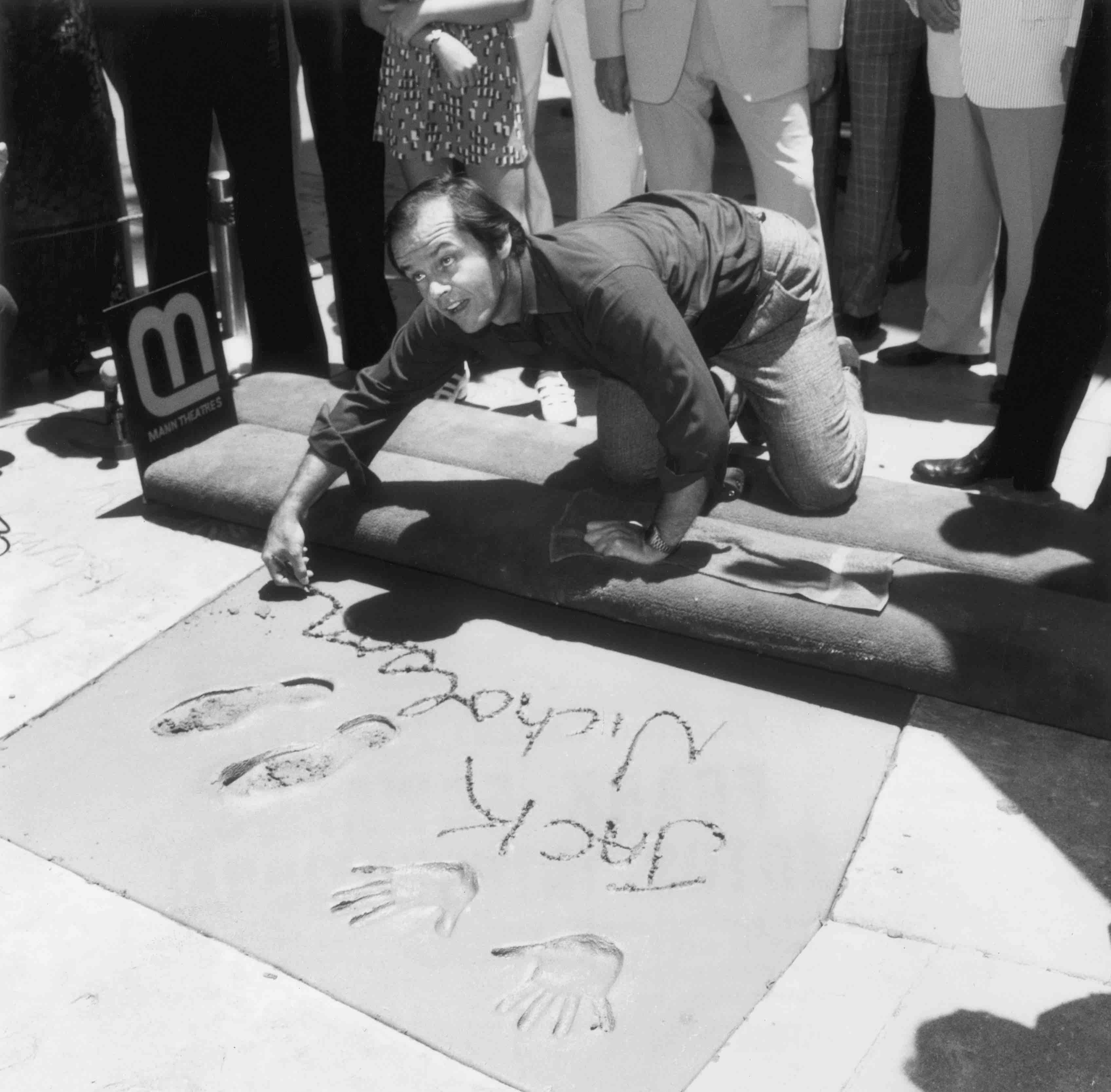 1974 vor dem Grauman's Chinese Theater, Hollywood. Nicholson verewigt sich.