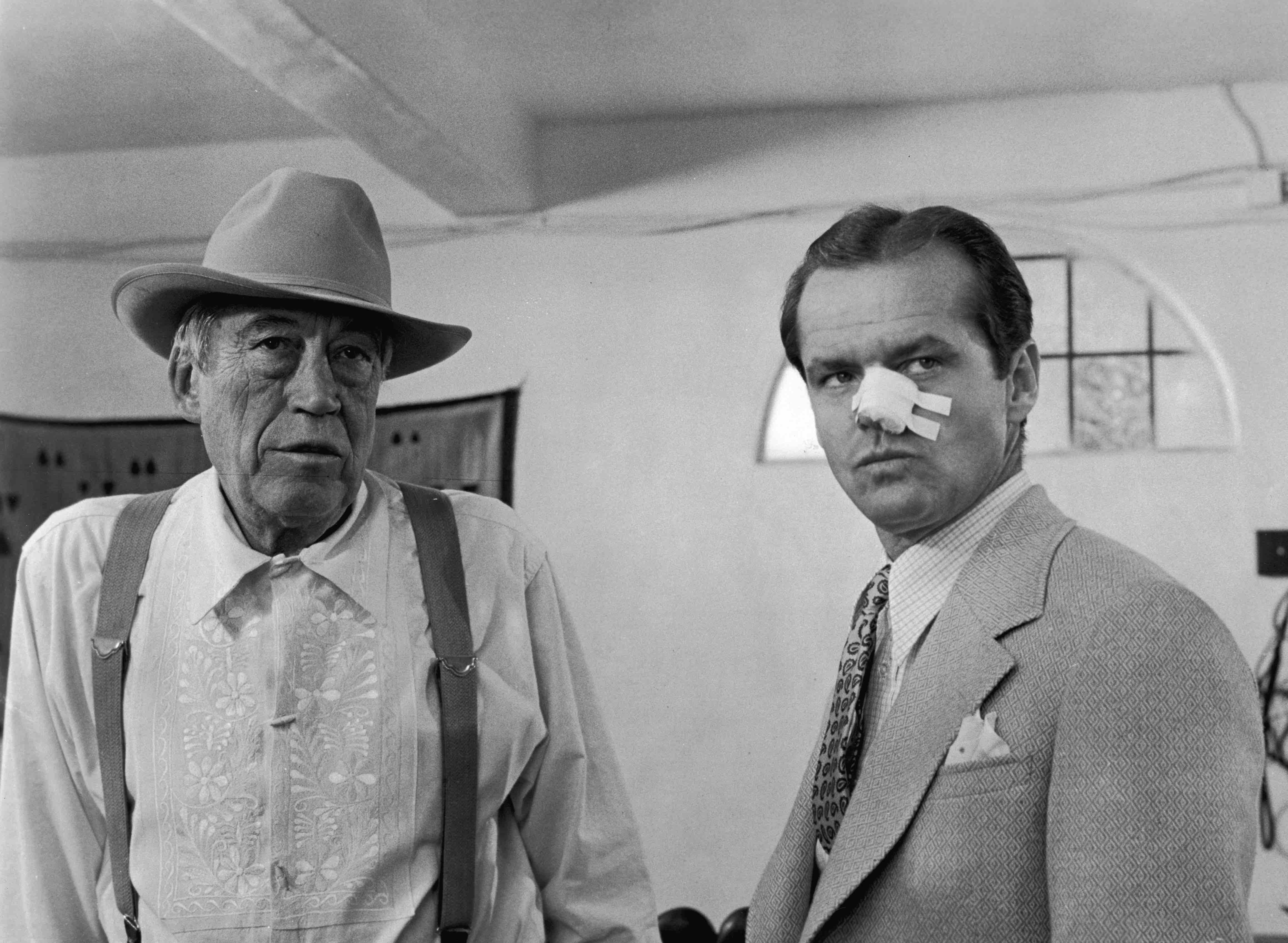 1974, John Huston (1906 - 1987) am Set mit Nicholson in Roman Polanskis „Chinatown“