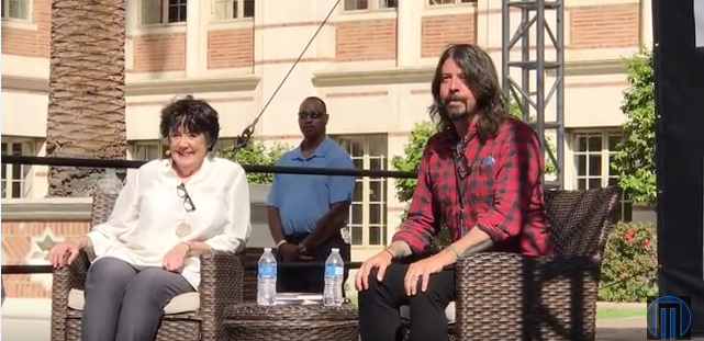 Dave Grohl beim Interview mit seiner Mutter, Virginia Hanlon Grohl, während des „L.A. Times Festival of Books“ am ver...