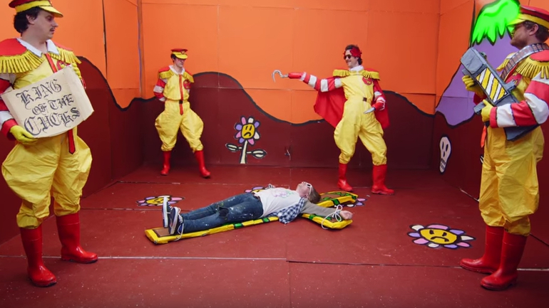 Father John Misty in dem Clip zu „Total Entertainment“