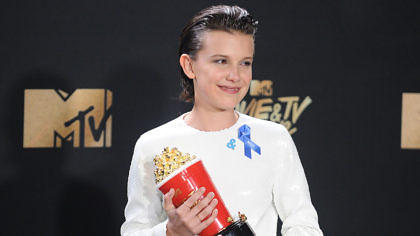 Millie Bobby Brown (Eleven aus „Stranger Things“) mit ihrem Award