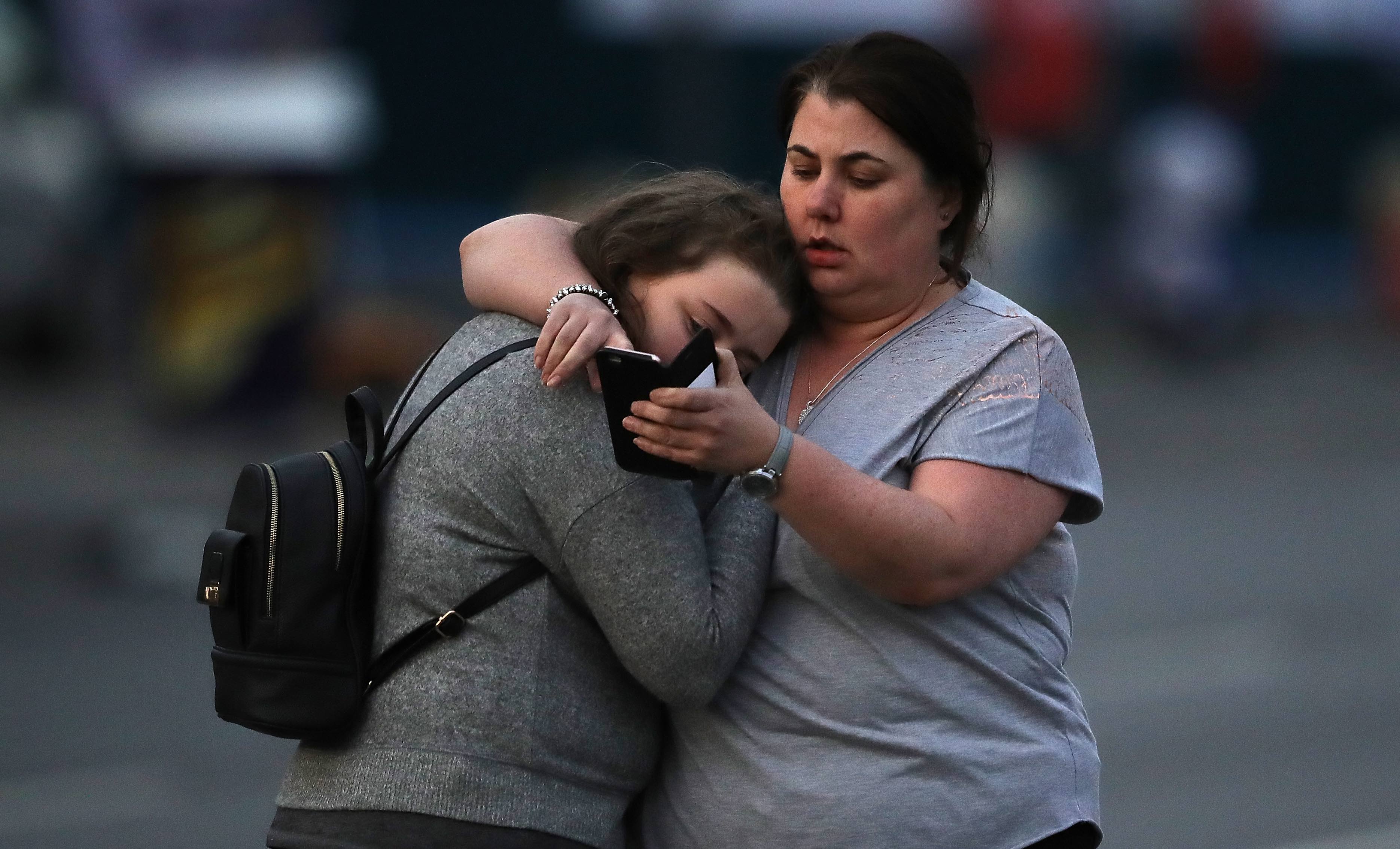 Zwei Mädchen trösten sich gegenseitig nach dem Anschlag in Manchester auf Besucher eines Konzerts von Ariana Grande
