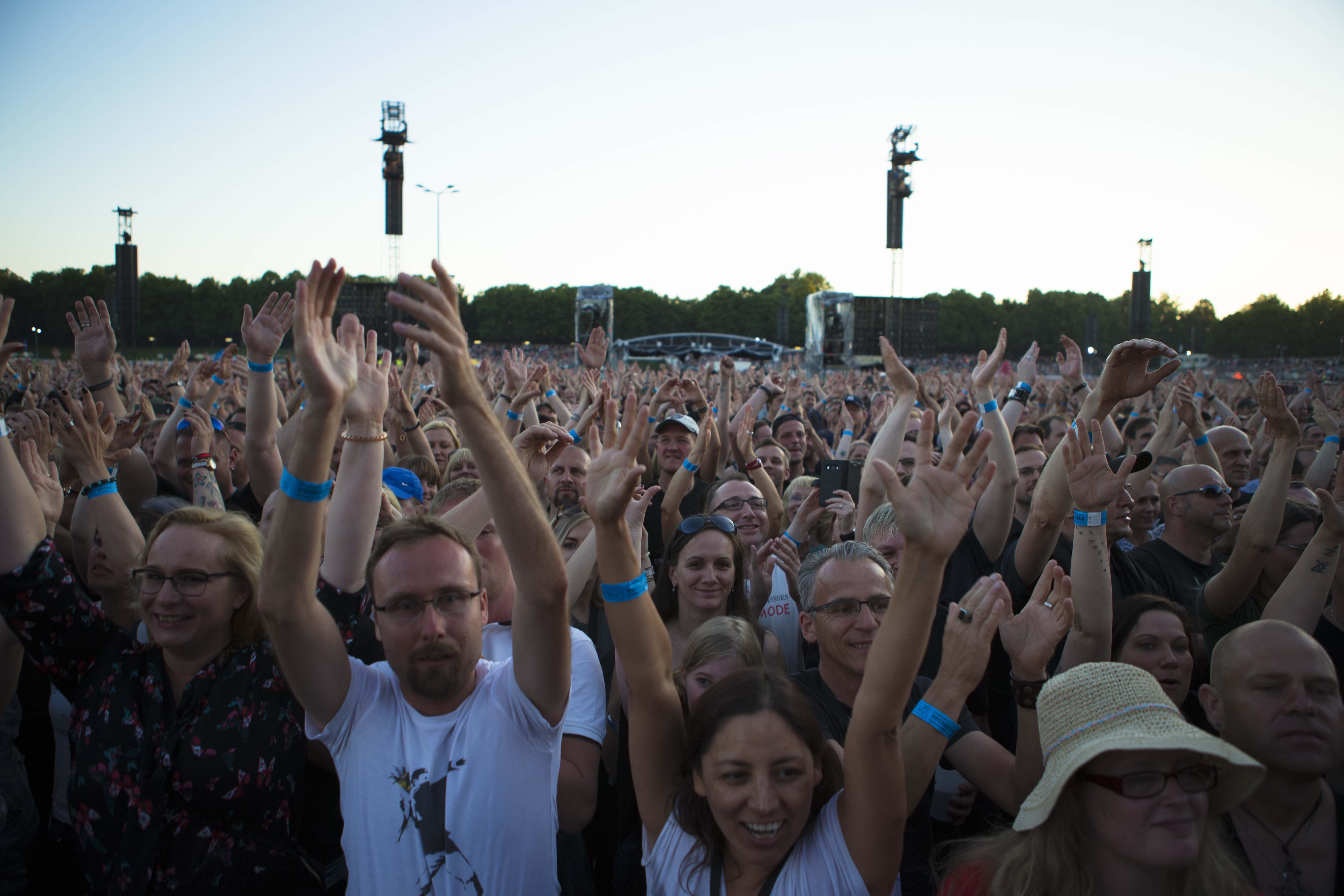 Rund 70 000 Zuschauer Fans freuen sich über Depeche Mode in Leipzig