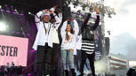 Ariana Grande mit apl.de.ap (L) will.i.am (2nd L) und Taboo