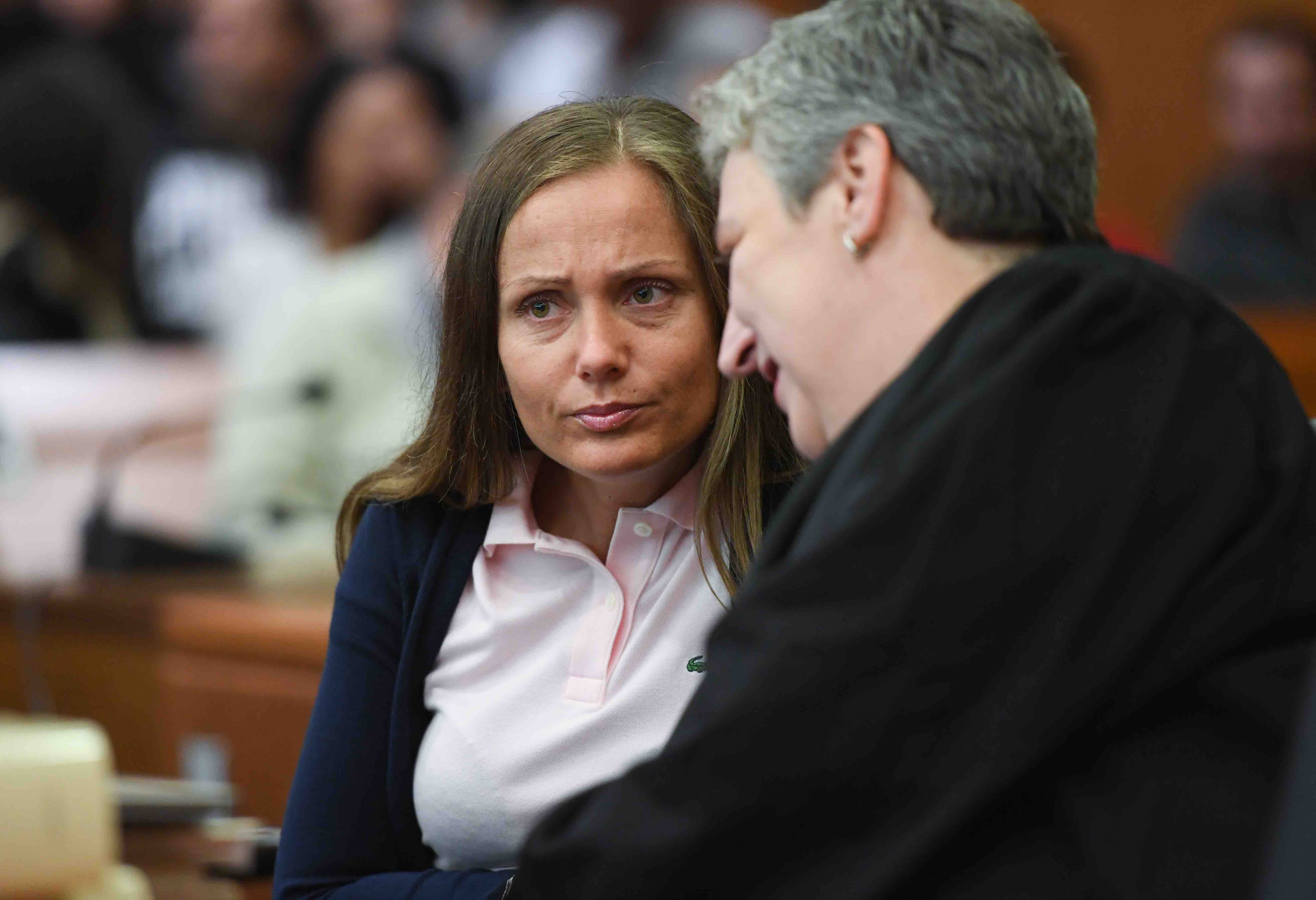 Ewa Malanda (li.), bekannt als Rapperin Schwesta Ewa, spricht mit Verteidigerin Anja Dobat.