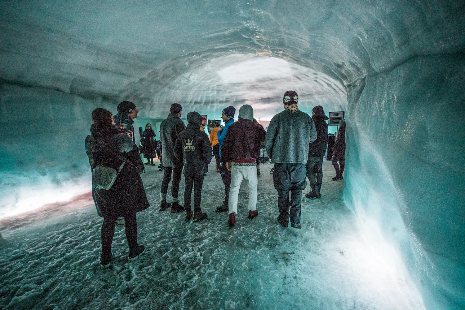 Into the Glacier: Bei diesem Side-Event tanzten Besucher im Eis zu DJ-Tunes