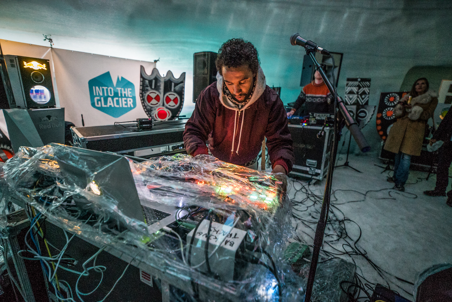Into the Glacier: Bei diesem Side-Event tanzten Besucher im Eis zu DJ-Tunes