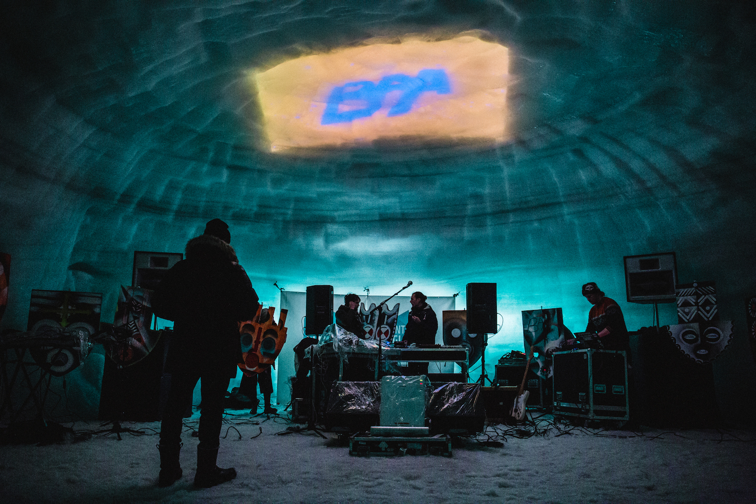 Into the Glacier: Bei diesem Side-Event tanzten Besucher im Eis zu DJ-Tunes