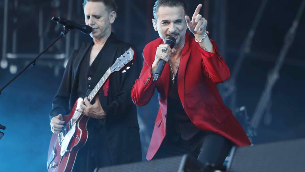 Der Frontmann der britischen Elektronikband Depeche Mode, Dave Gahan (r), und der Gitarrist der Band Martin Gore treten am 18