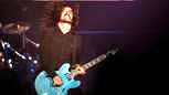 Dave Grohl ganz wild: In Paris haben die Foo Fighters mit „Dirty Water“ einen weiteren neuen Song vorgestellt.