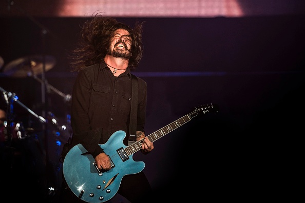 Dave Grohl ganz wild: In Paris haben die Foo Fighters mit „Dirty Water“ einen weiteren neuen Song vorgestellt.