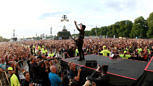 Nach dem gigantischen Intro mit „Bohemain Rapsody“: Billie Joe Armstrong von GreenDay im Hyde Park in London.