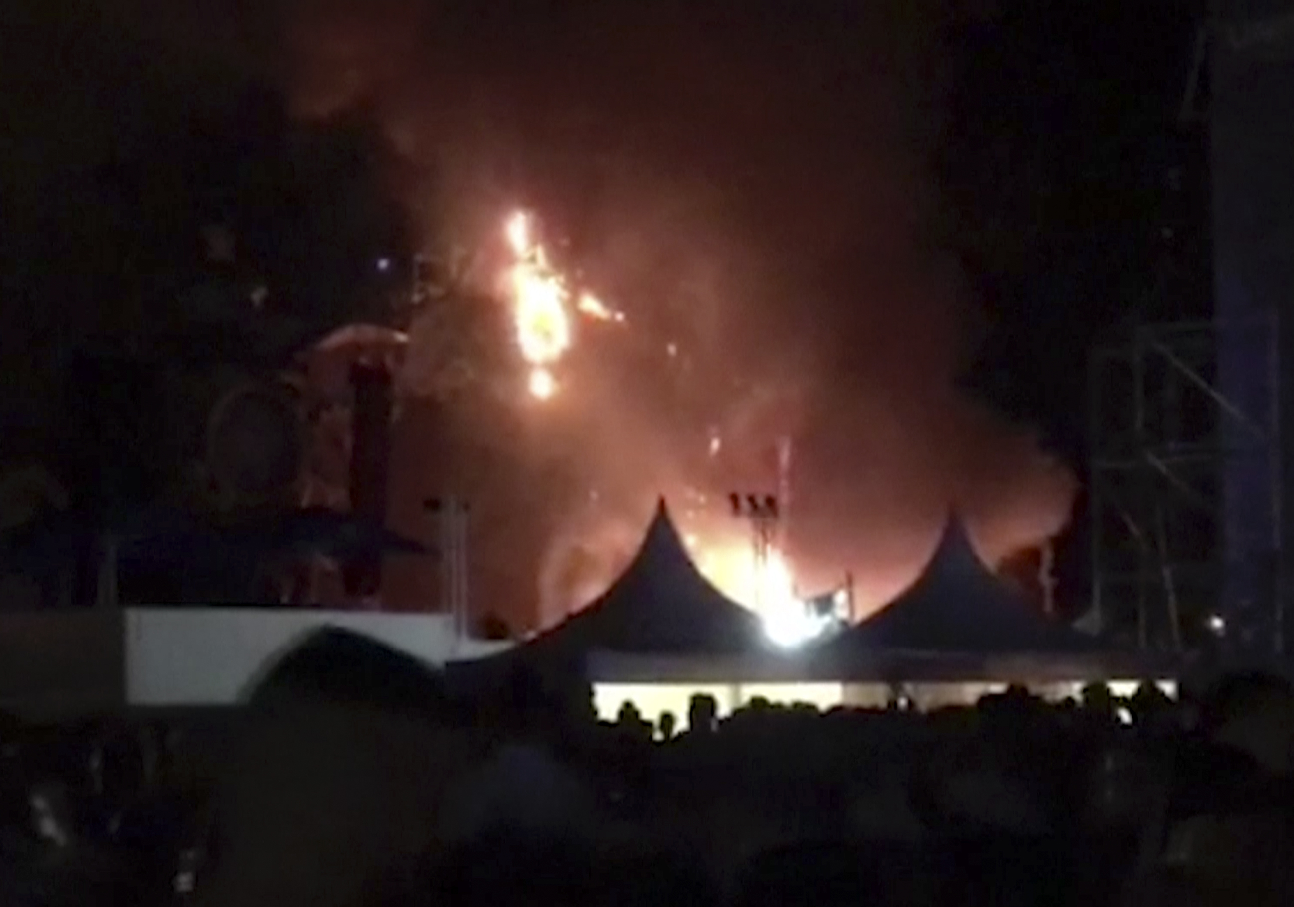 Feuer auf einer Bühne während des Tomorrowland-Festivals
