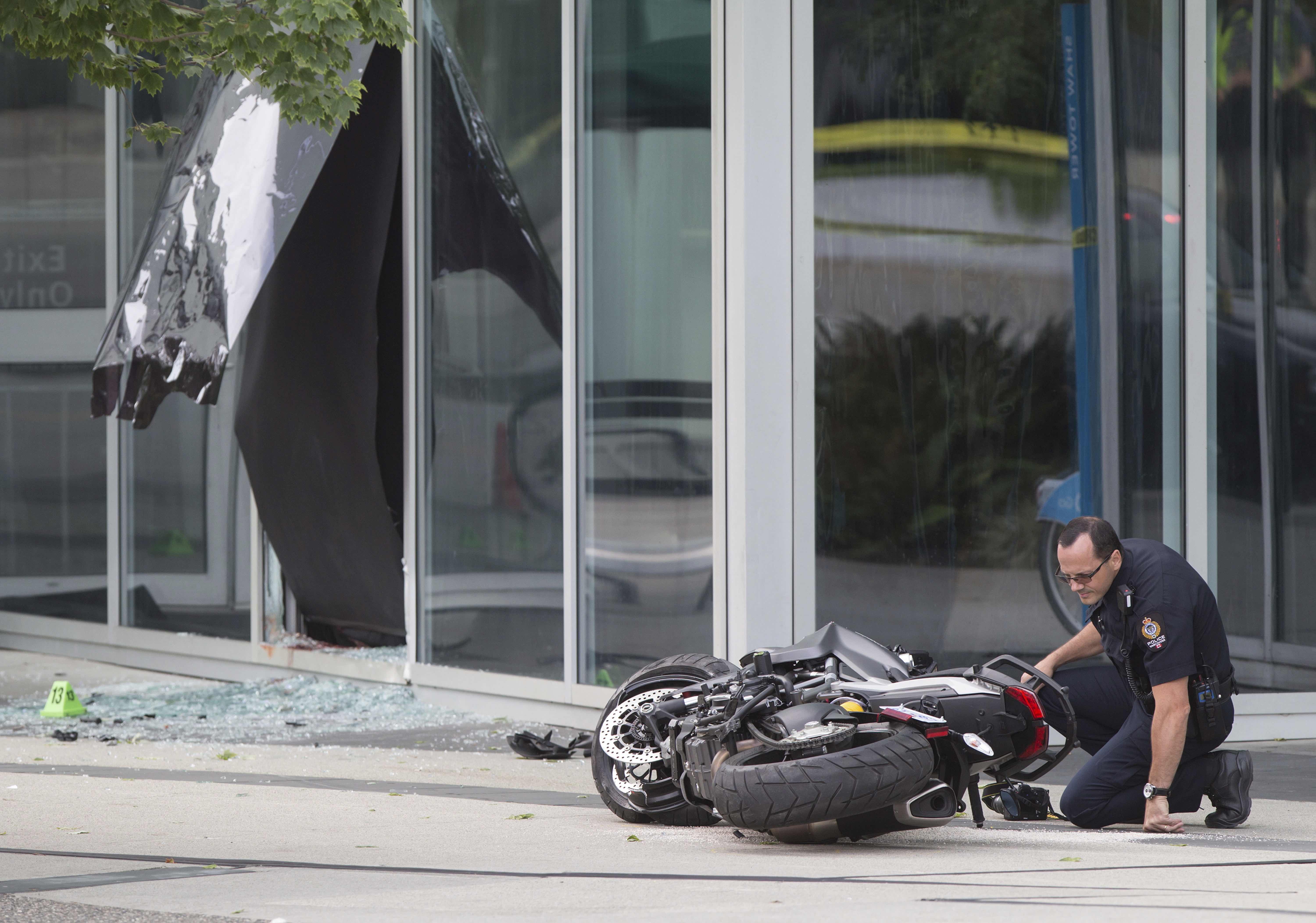Ein Polizist untersucht Vancouver (Kanada) das Motorrad der verstorbene Stuntfrau.