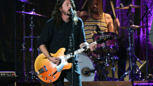 Dave Grohl und Taylor Hawkins mit den Foo Fighters am 10. Februar 2017 in Los Angeles.