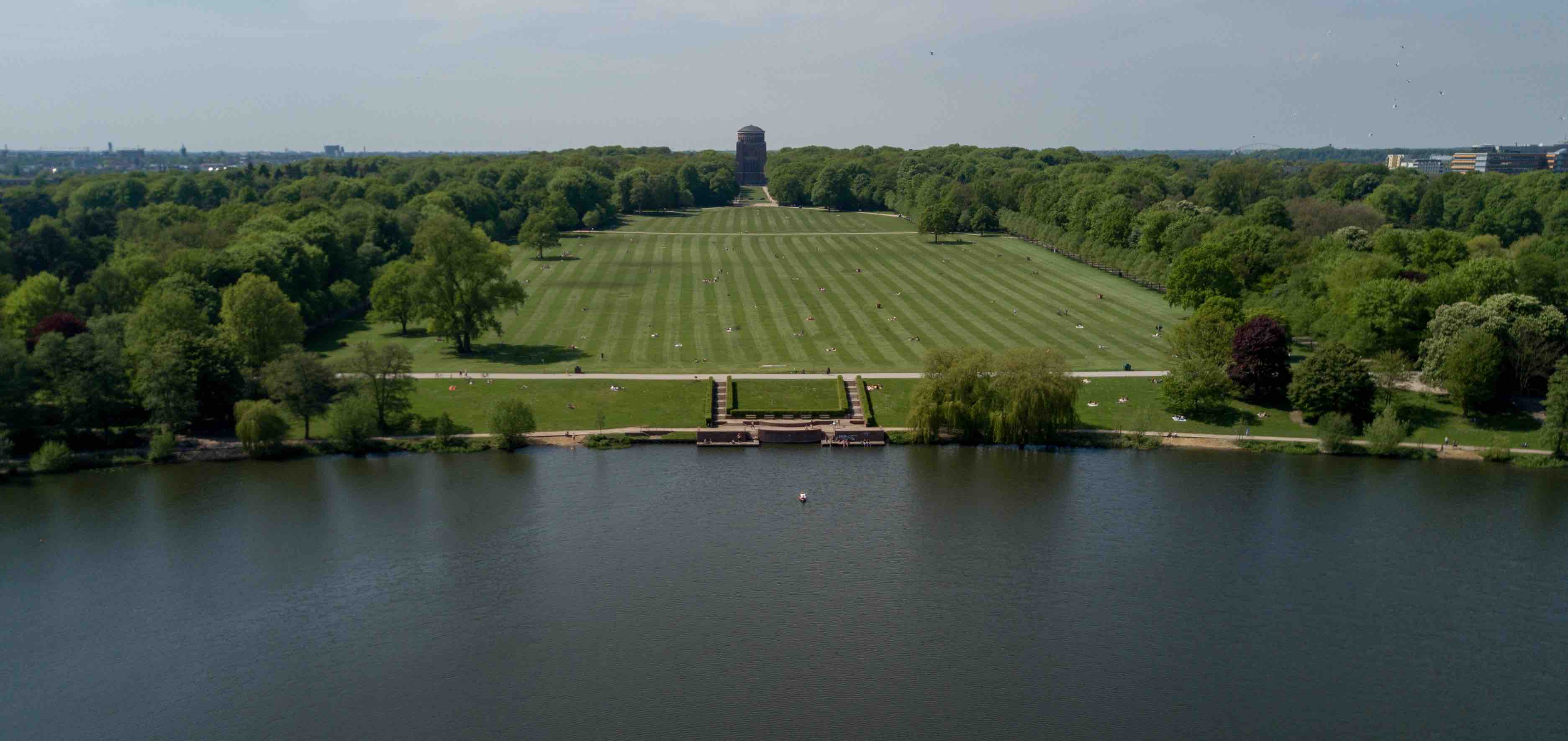 Sonnenhungrige nutzen am 17.05.2017 in Hamburg am Naturbad die Wiese des Stadtparks (Luftaufnahme mit einer Drohne). Auf d...