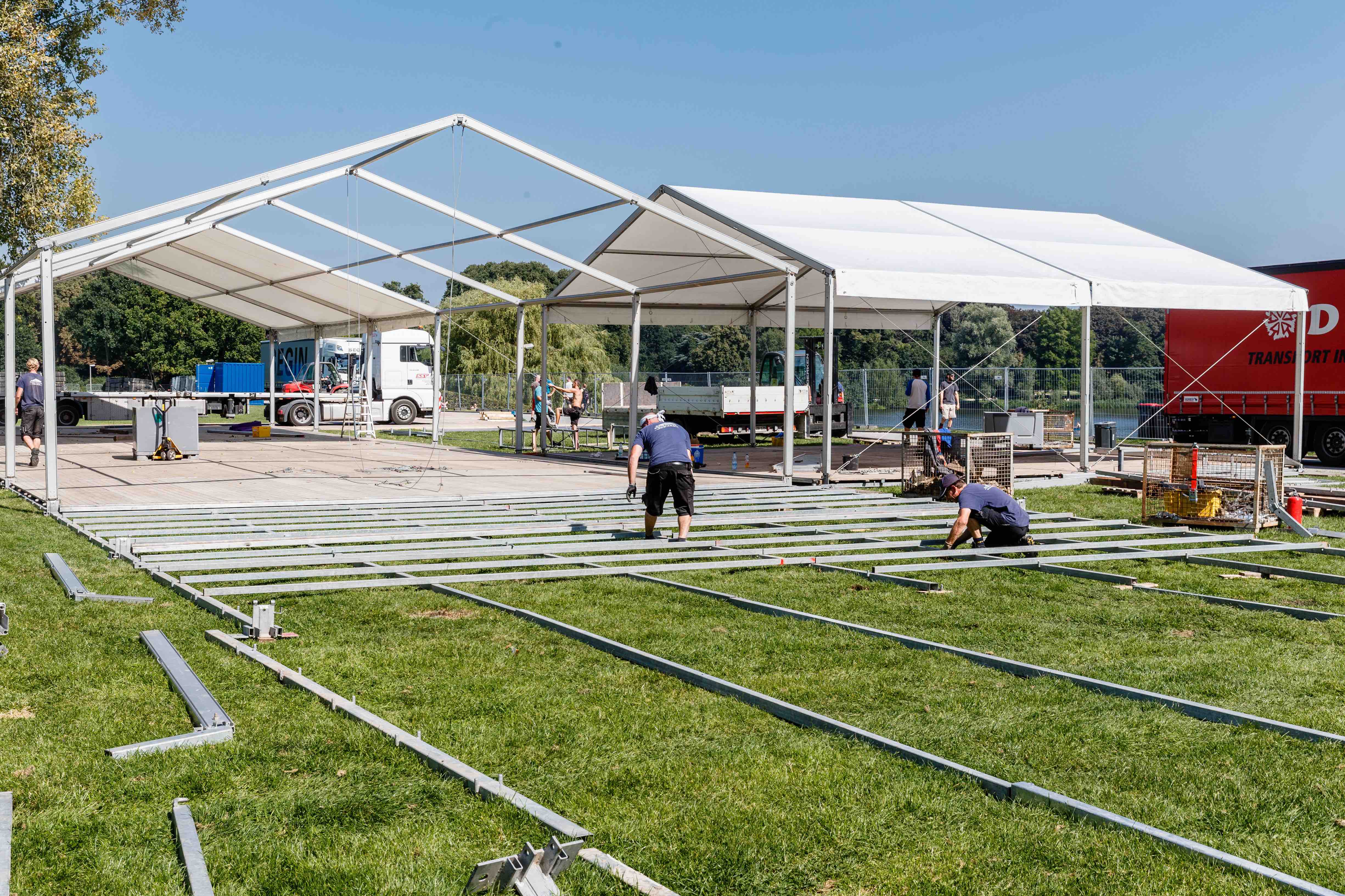 Arbeiter bauen am 29.08.2017 in Hamburg ein Zelt hinter der geplanten Bühne auf der zentralen Stadtparkwiese, auf der am ...