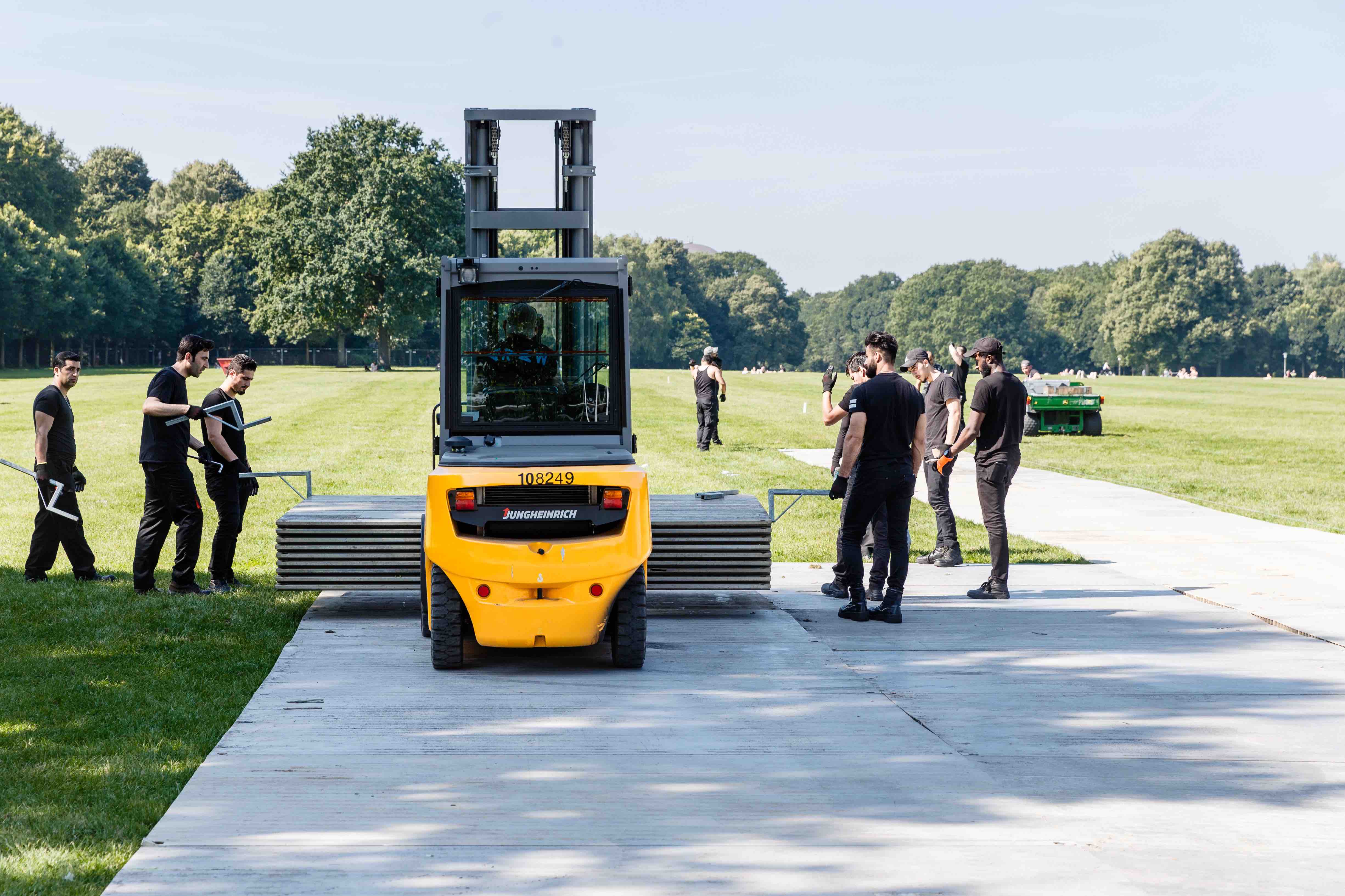 Arbeiter verlegen als ersten Schritt des Bühnenaufbaus am 29.08.2017 in Hamburg Fertigelemente einer Baustraße auf der z...