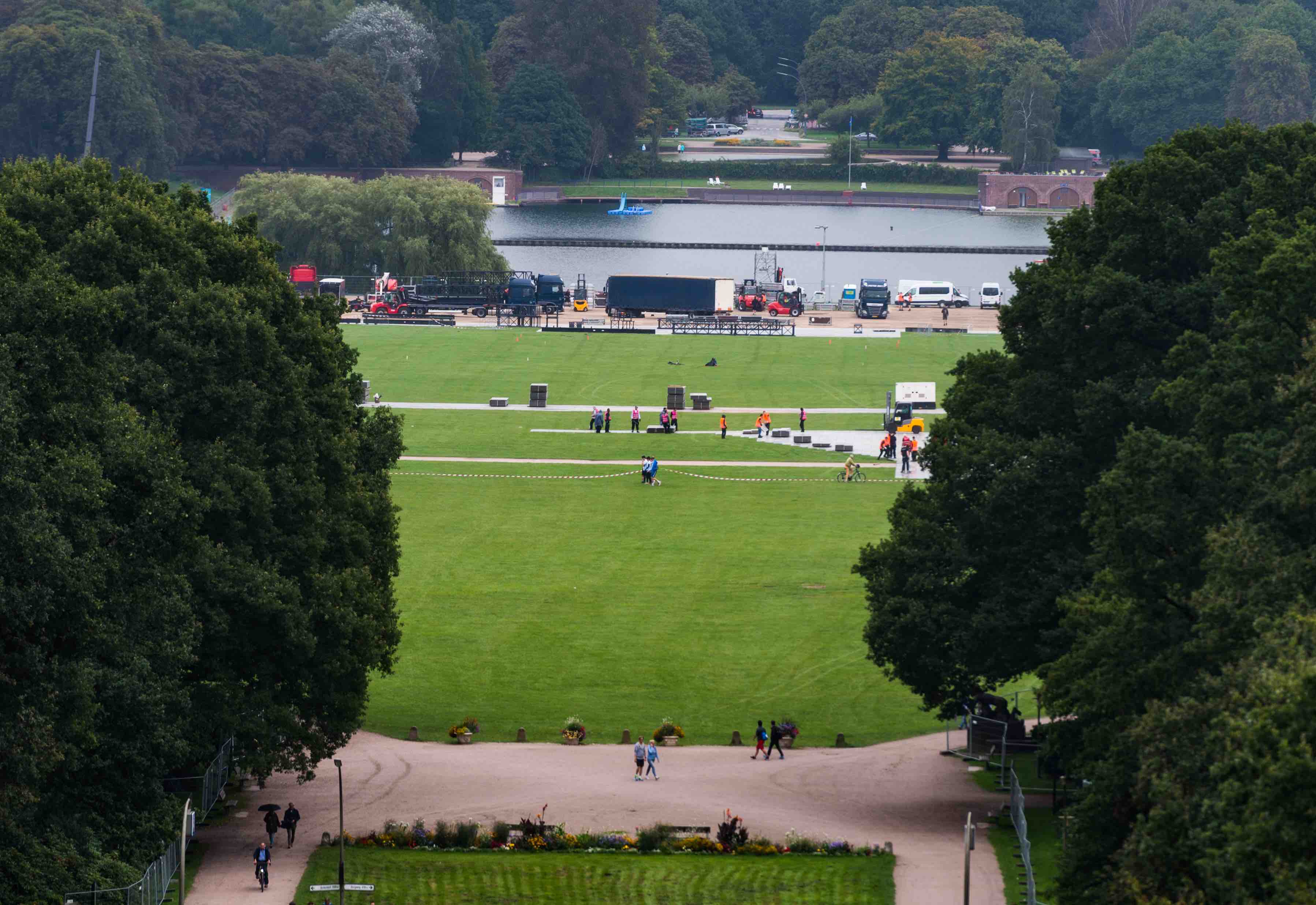 Auf der Festwiese im Stadtpark in Hamburg wird am 31.08.2017 für das Konzert der Rockband Rolling Stones die Bühne aufge...