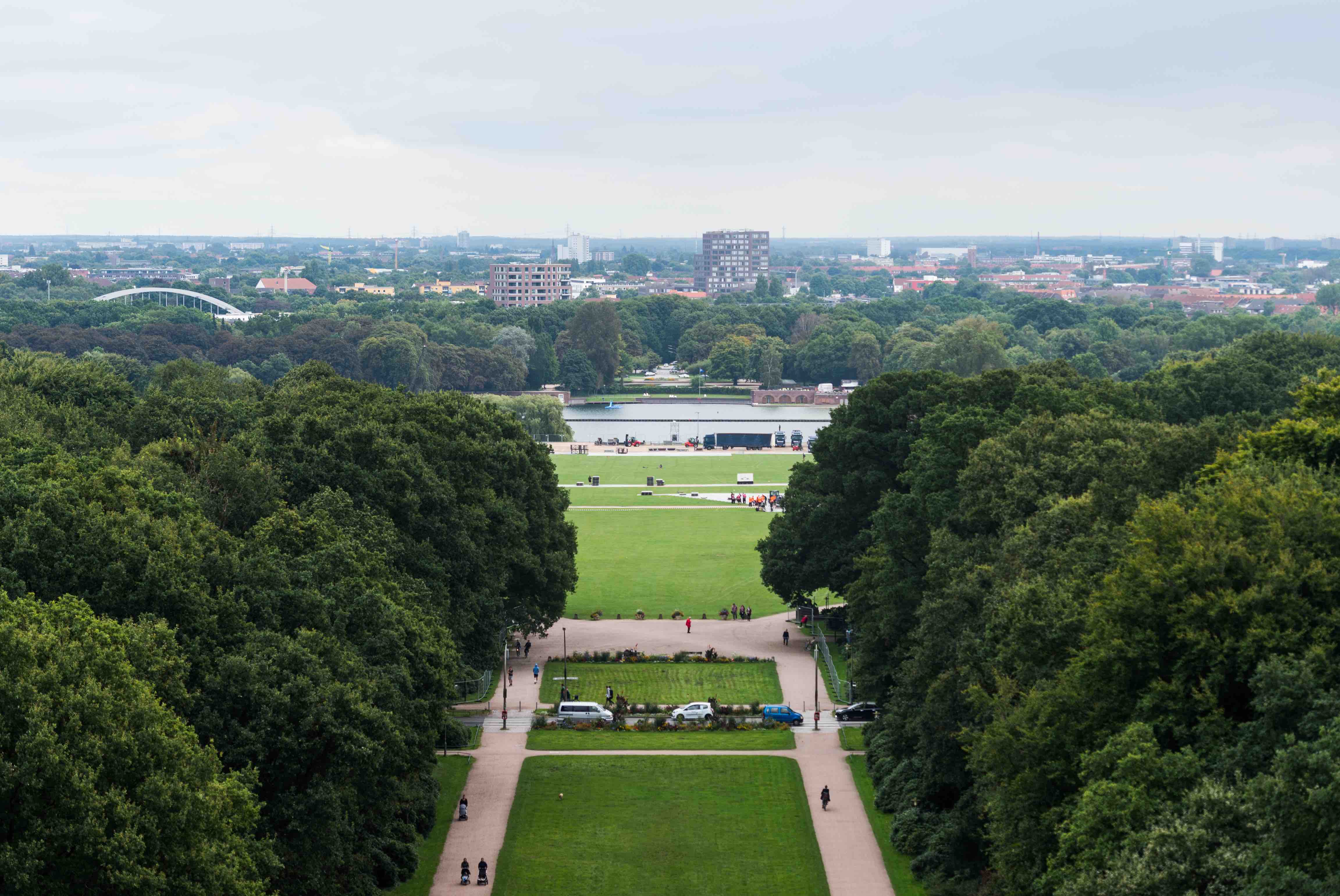 Auf der Festwiese im Stadtpark in Hamburg wird am 31.08.2017 für das Konzert der Rockband Rolling Stones die Bühne aufge...
