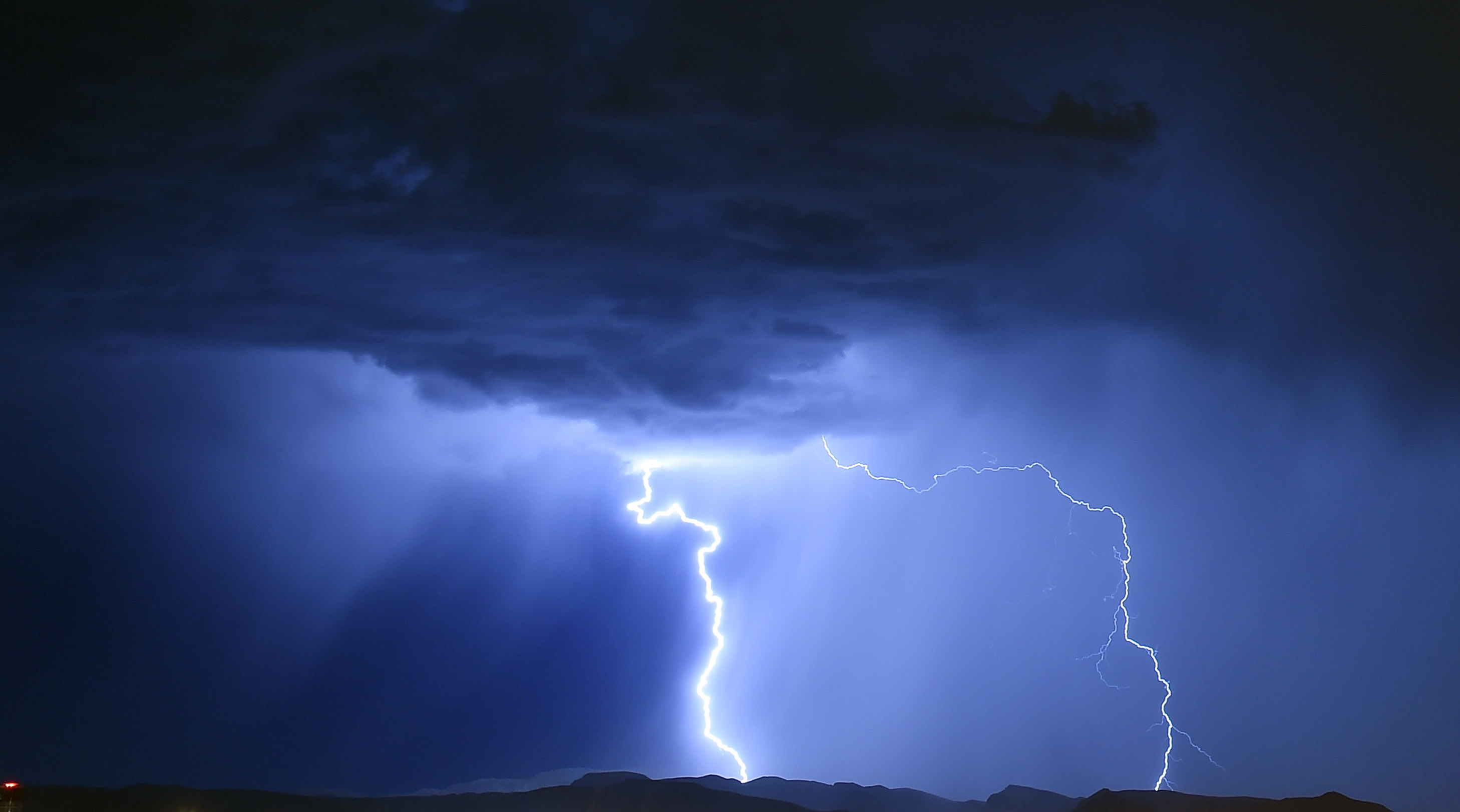 Gewitter mit Blitzen (Symbolbild)