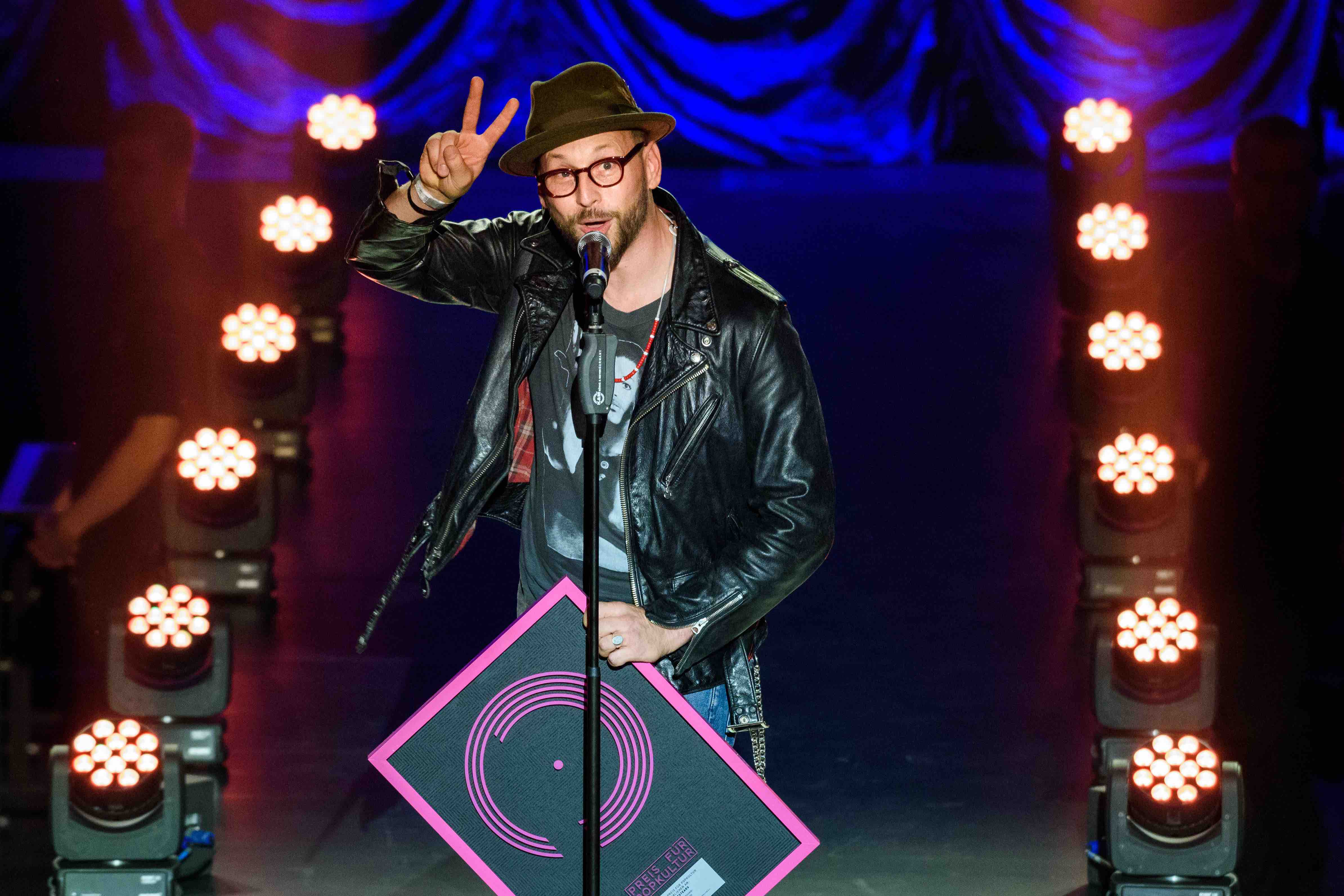 Arnim Teutoburg-Weiß nimmt den Preis als "Lieblingsband" am 08.09.2017 bei der Verleihung des Preises für Popkultur des ...