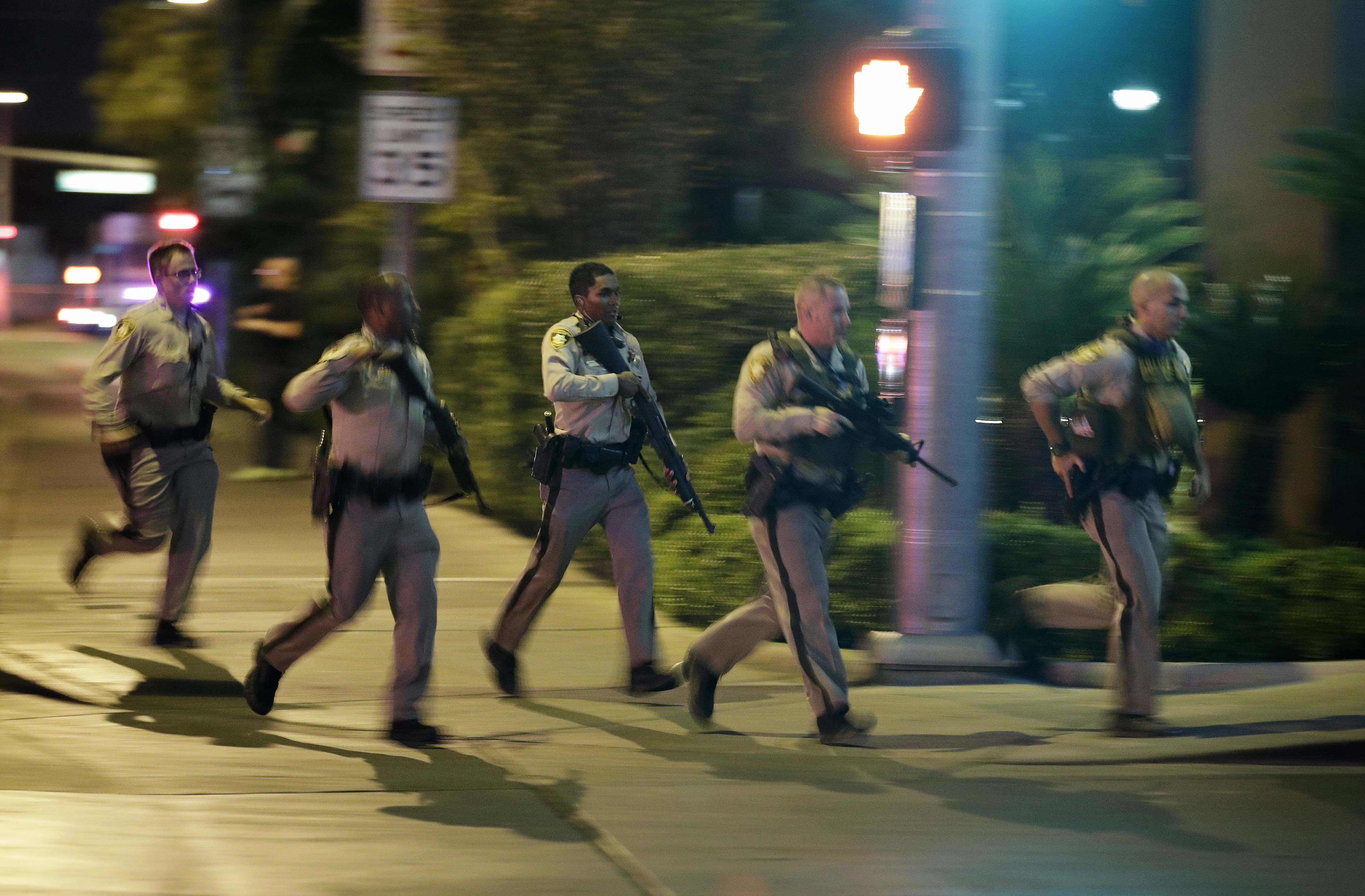 Bewaffnete Polizisten eilen zum Tatort am Sunset Strip in Las Vegas