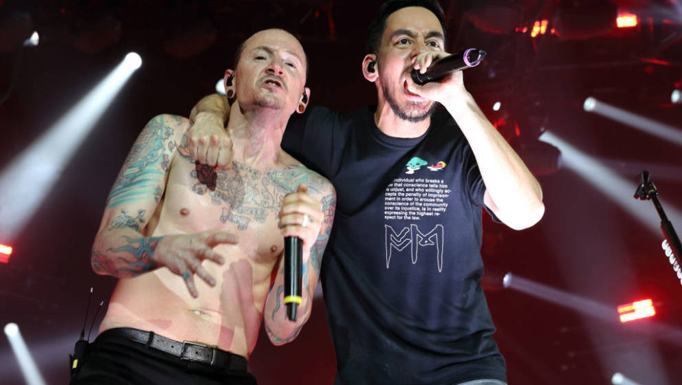 LONDON, ENGLAND - JULY 03:  Chester Bennington and Mike Shinoda of Linkin Park perform at The O2 Arena on July 3, 2017 in Lon