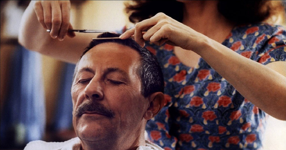 Jean Rochefort (1930-2017) in einer Szene aus „Der Mann der Friseuse“