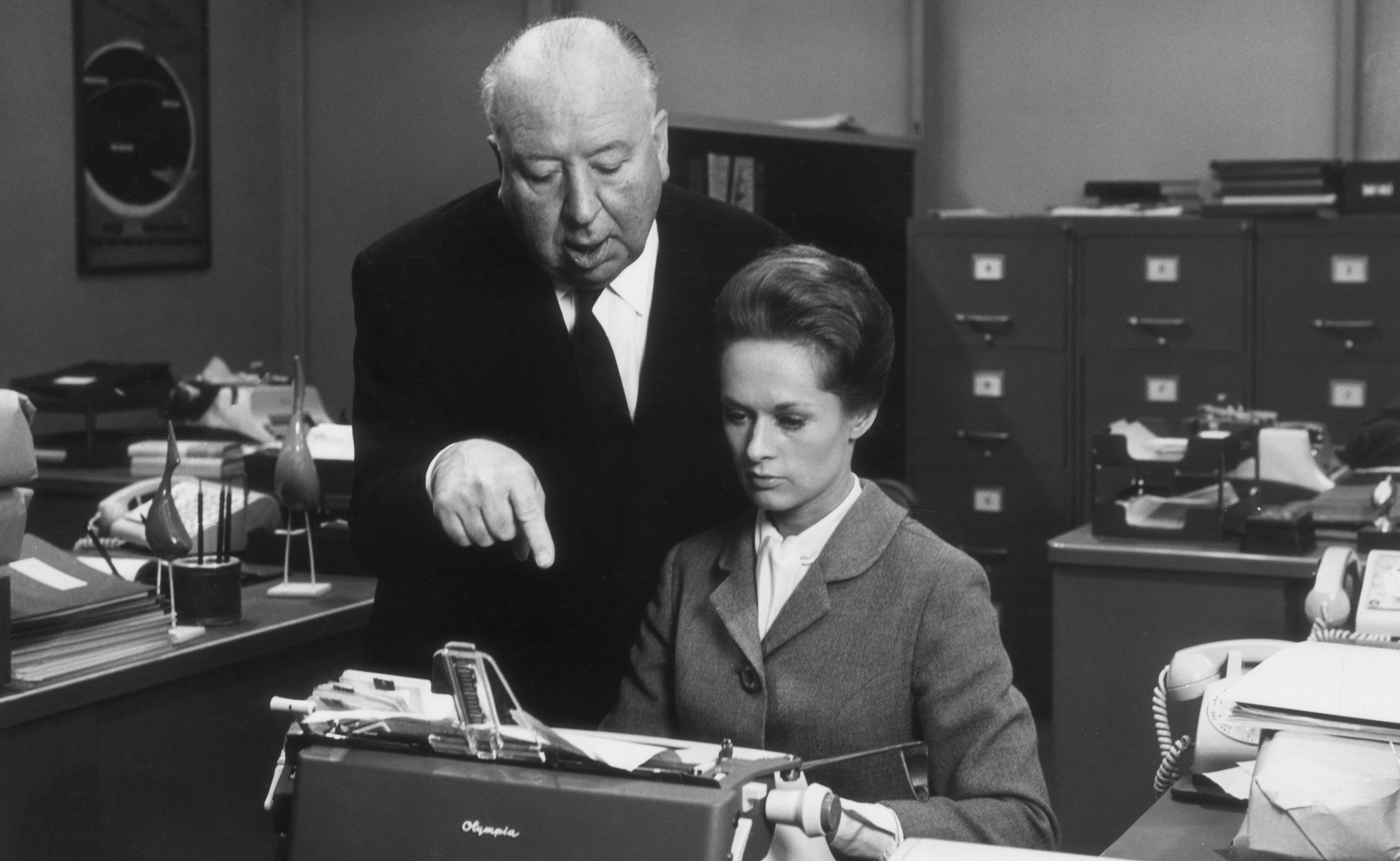 1964: Alfred Hitchcock mit Tippi Hedren am Set von „Marnie“