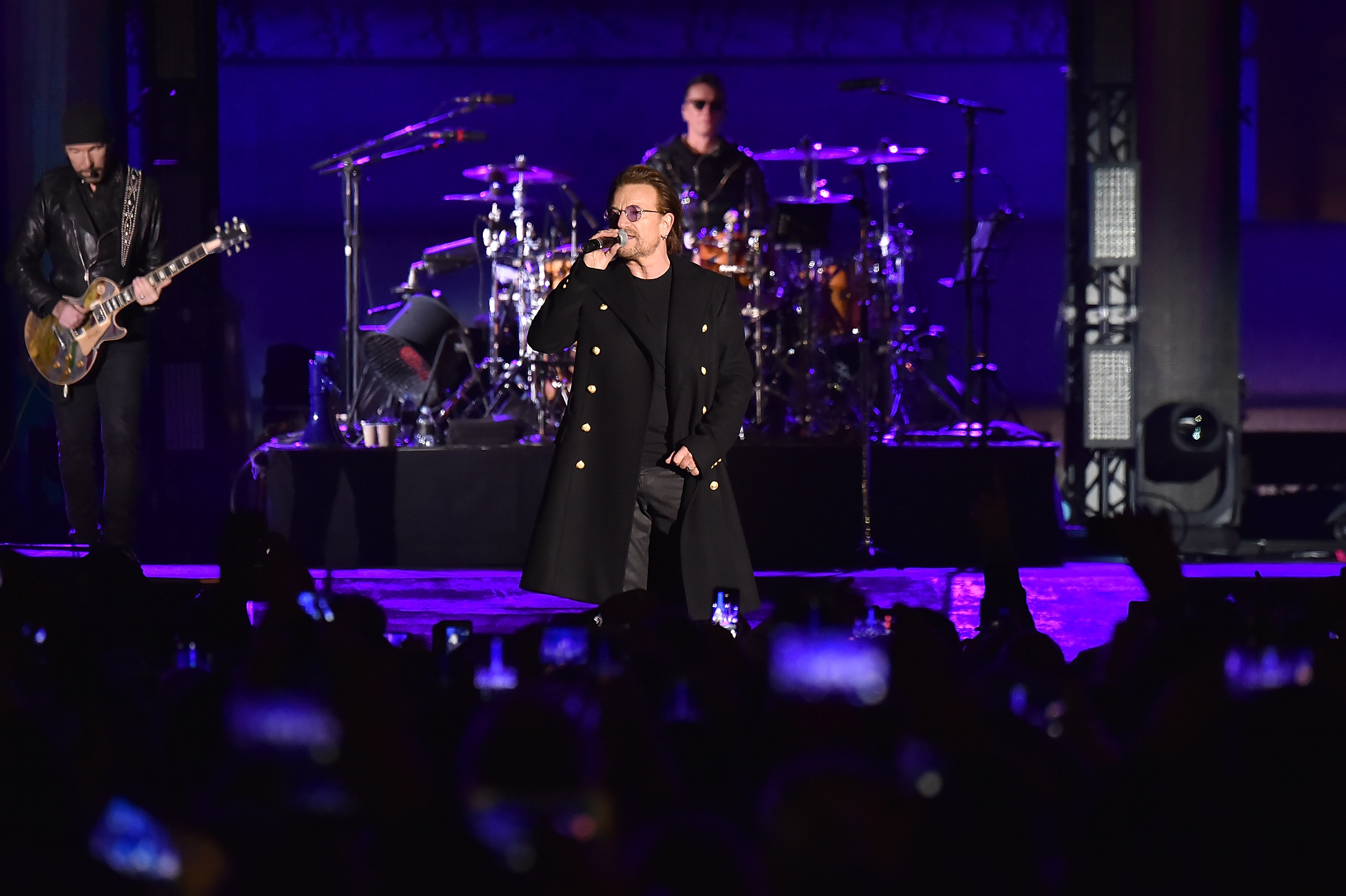 U2 bei den MTV EMA während des World Stage Events auf dem Trafalgar Square in London