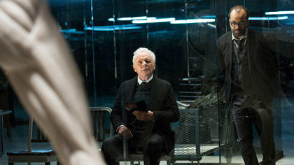 Szene aus „Westworld“ mit Sir Anthony Hopkins und Jeffrey Wright